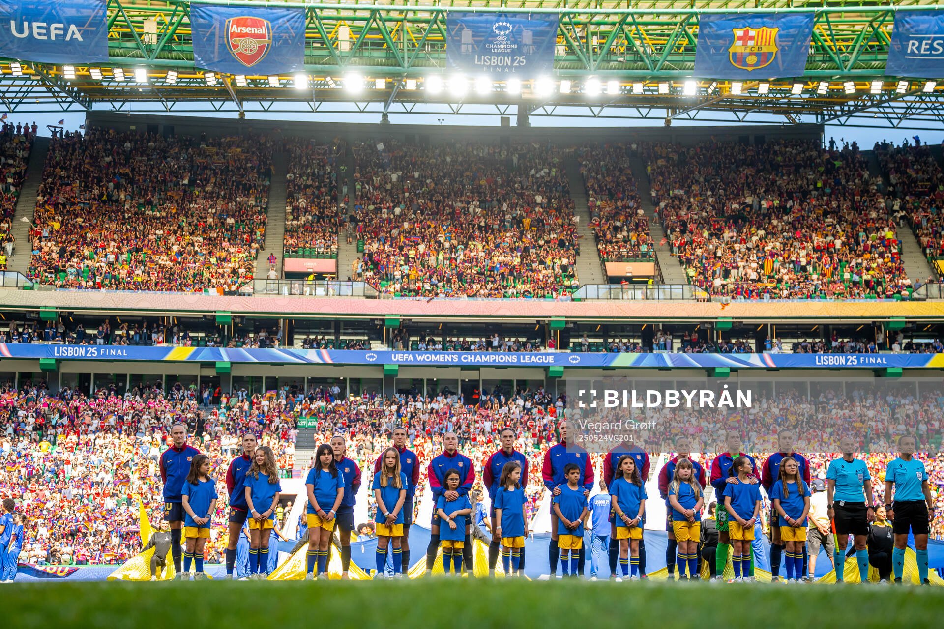 Caroline Graham Hansen, Fridolina Rolfö and players of Barcelona line up ahead of the UEFA Women's Champions League final match between Arsenal and Barcelona on May 24, 2025 in Lisbon.