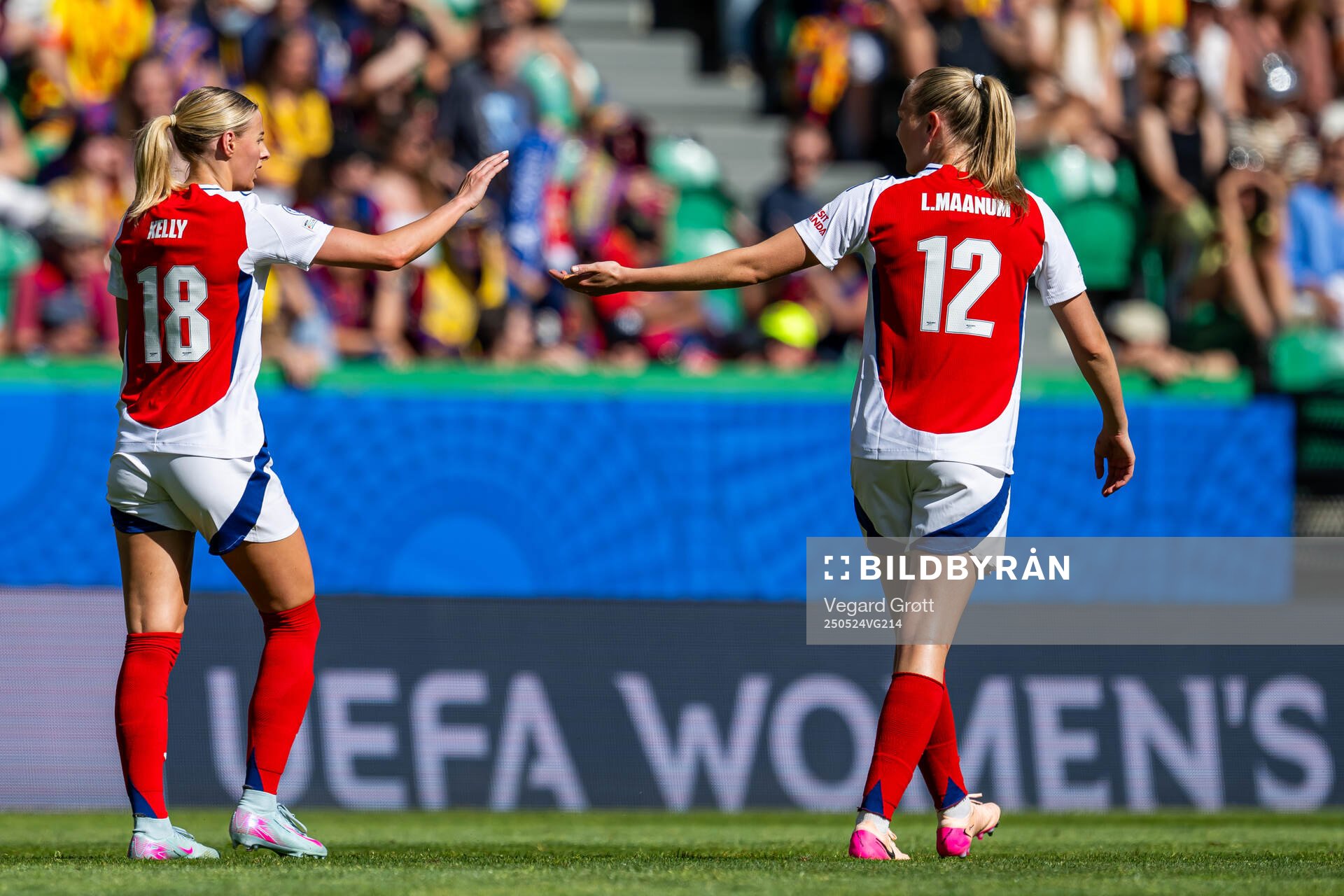 Chloe Kelly and Frida Maanum of Arsenal during the UEFA Women's Champions League final match between Arsenal and Barcelona on May 24, 2025 in Lisbon.