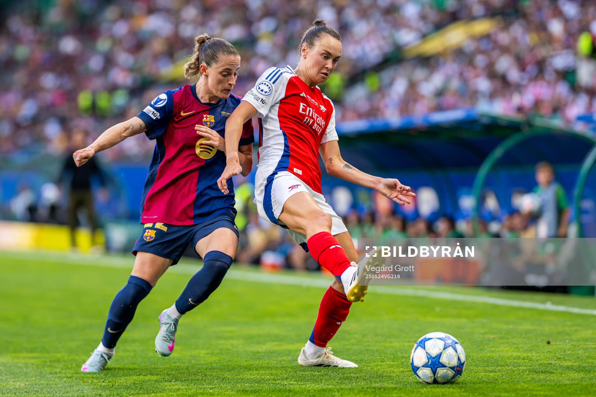 Ona Batlle of Barcelona and Caitlin Ford of Arsenal during the UEFA Women's Champions League final match between Arsenal and Barcelona on May 24, 2025 in Lisbon.