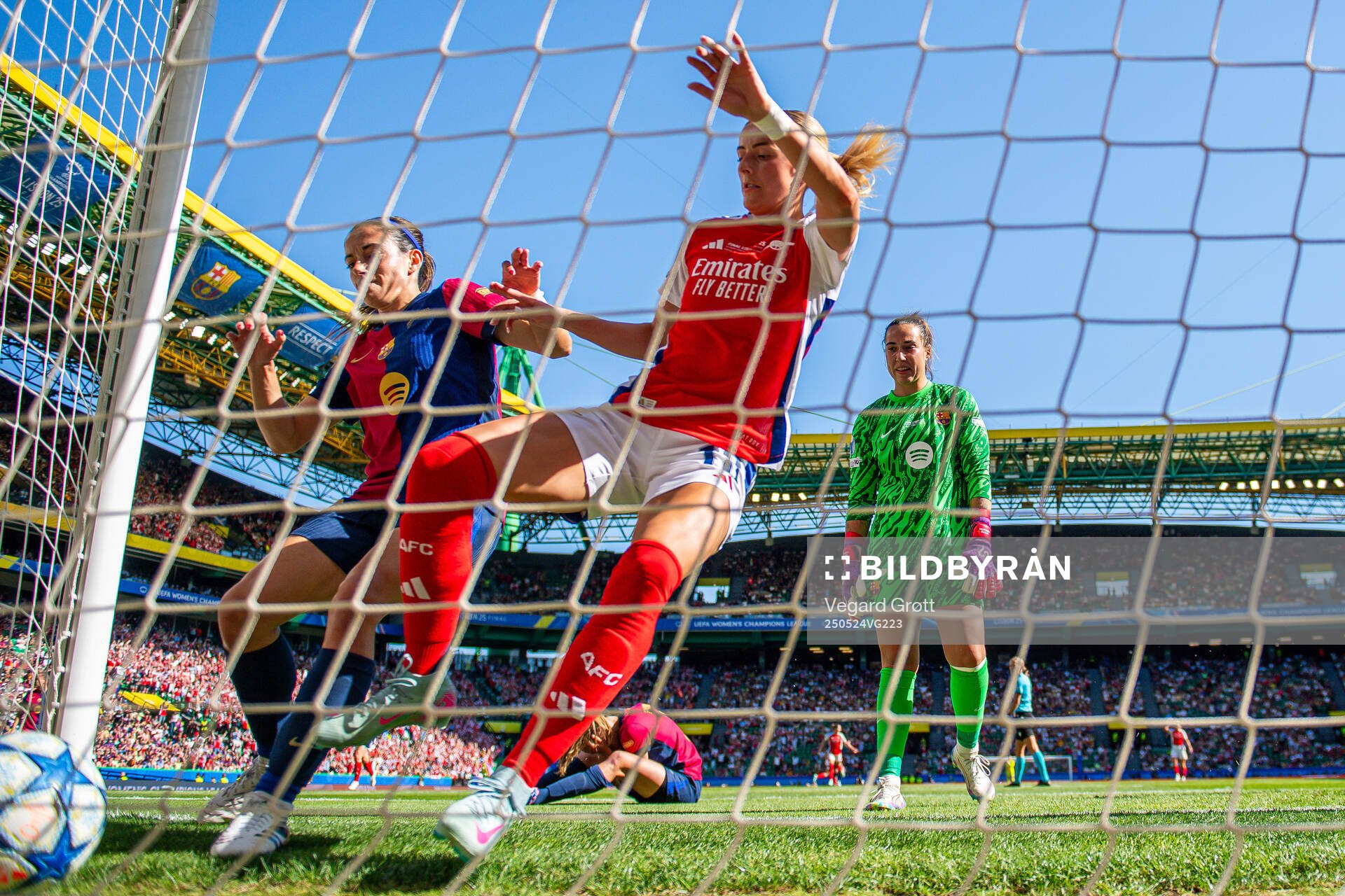 Aitana Bonmati of Barcelona and Chloe Kelly of Arsenal during the UEFA Women's Champions League final match between Arsenal and Barcelona on May 24, 2025 in Lisbon.