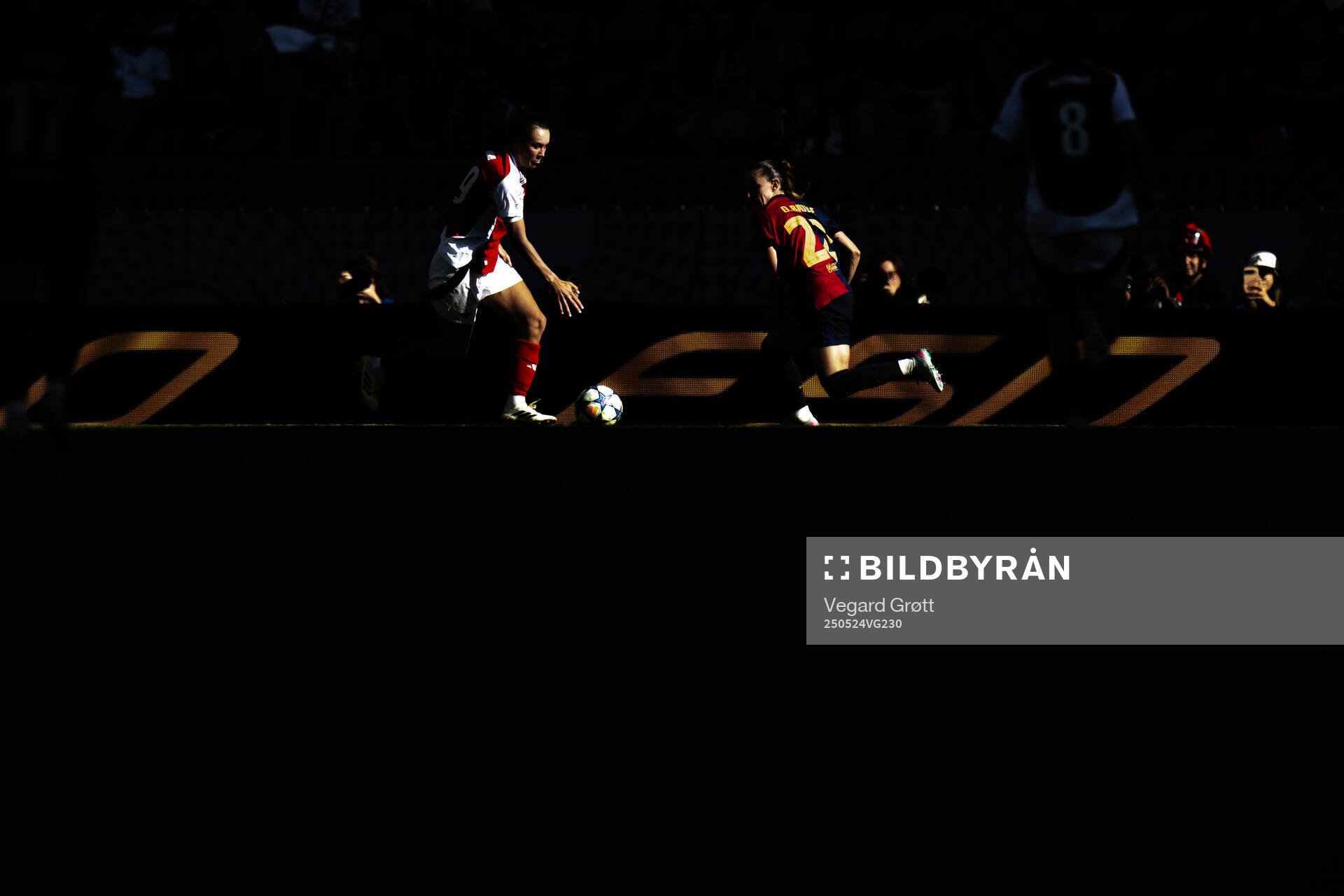 Caitlin Ford of Arsenal and Ona Batlle of Barcelona during the UEFA Women's Champions League final match between Arsenal and Barcelona on May 24, 2025 in Lisbon.