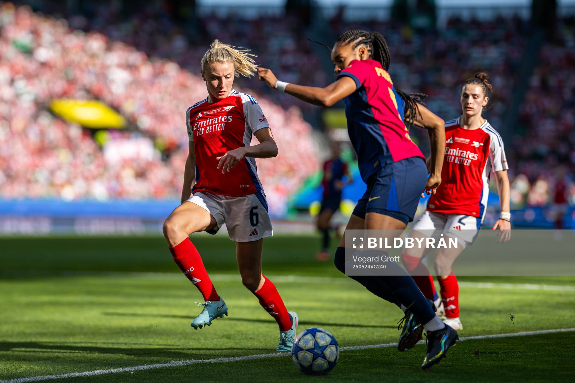 Leah Williamson of Arsenal and Salma Paralluelo of Barcelona during the UEFA Women's Champions League final match between Arsenal and Barcelona on May 24, 2025 in Lisbon.