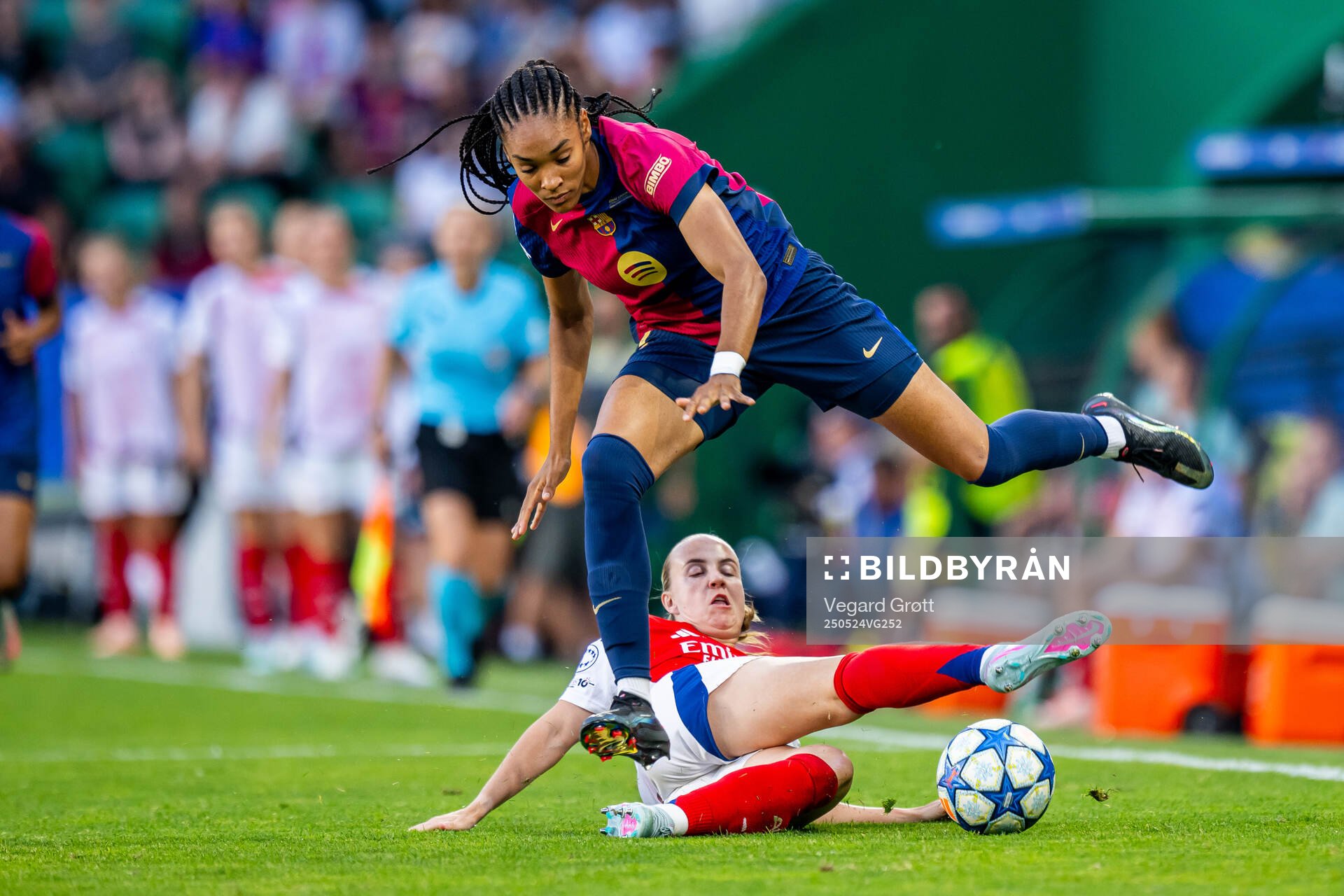 Salma Paralluelo of Barcelona Beth Mead of Arsenal during the UEFA Women's Champions League final match between Arsenal and Barcelona on May 24, 2025 in Lisbon.