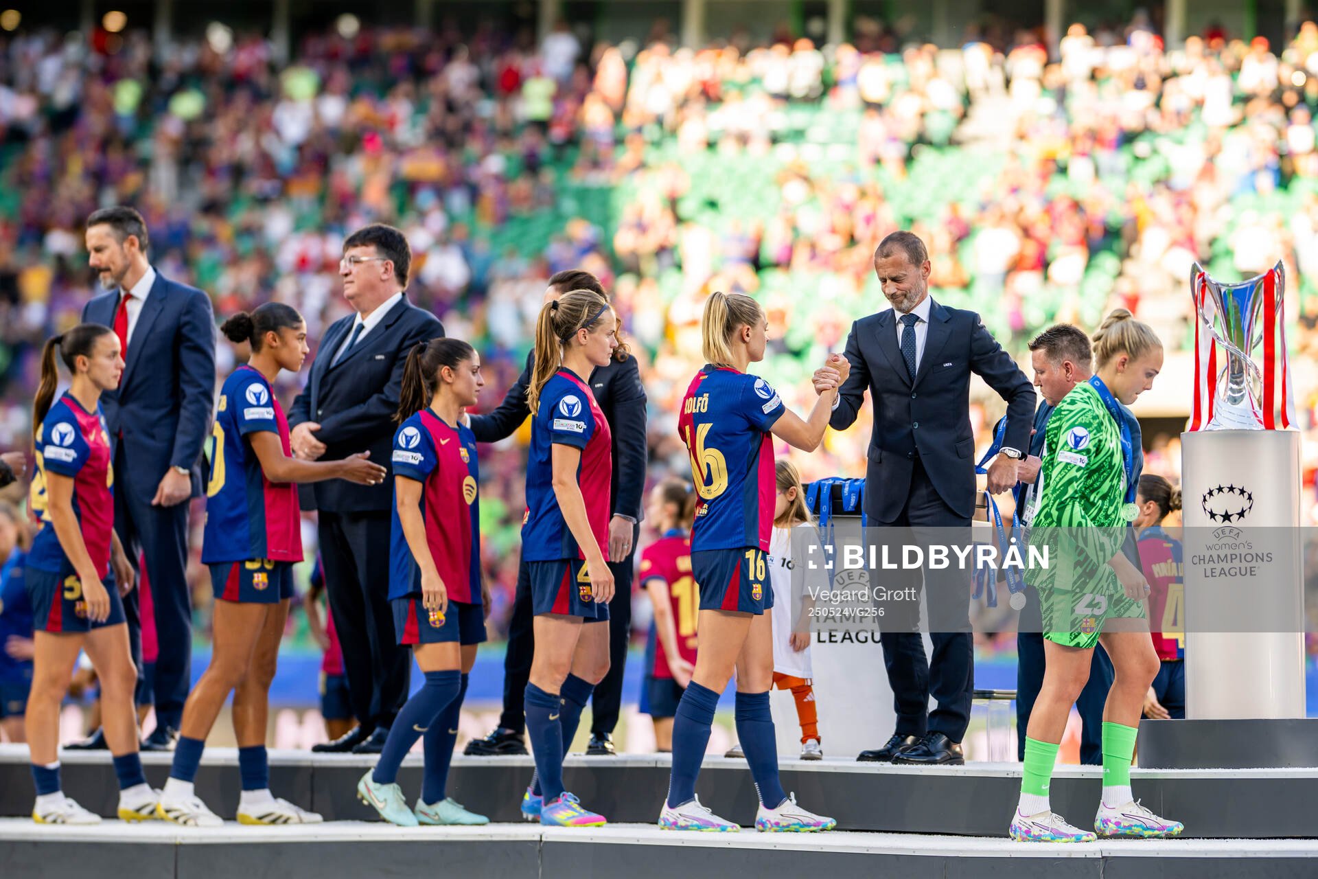 Fridolina Rolfö of Barcelona and UEFA President Aleksander Ceferin after the UEFA Women's Champions League final match between Arsenal and Barcelona on May 24, 2025 in Lisbon.