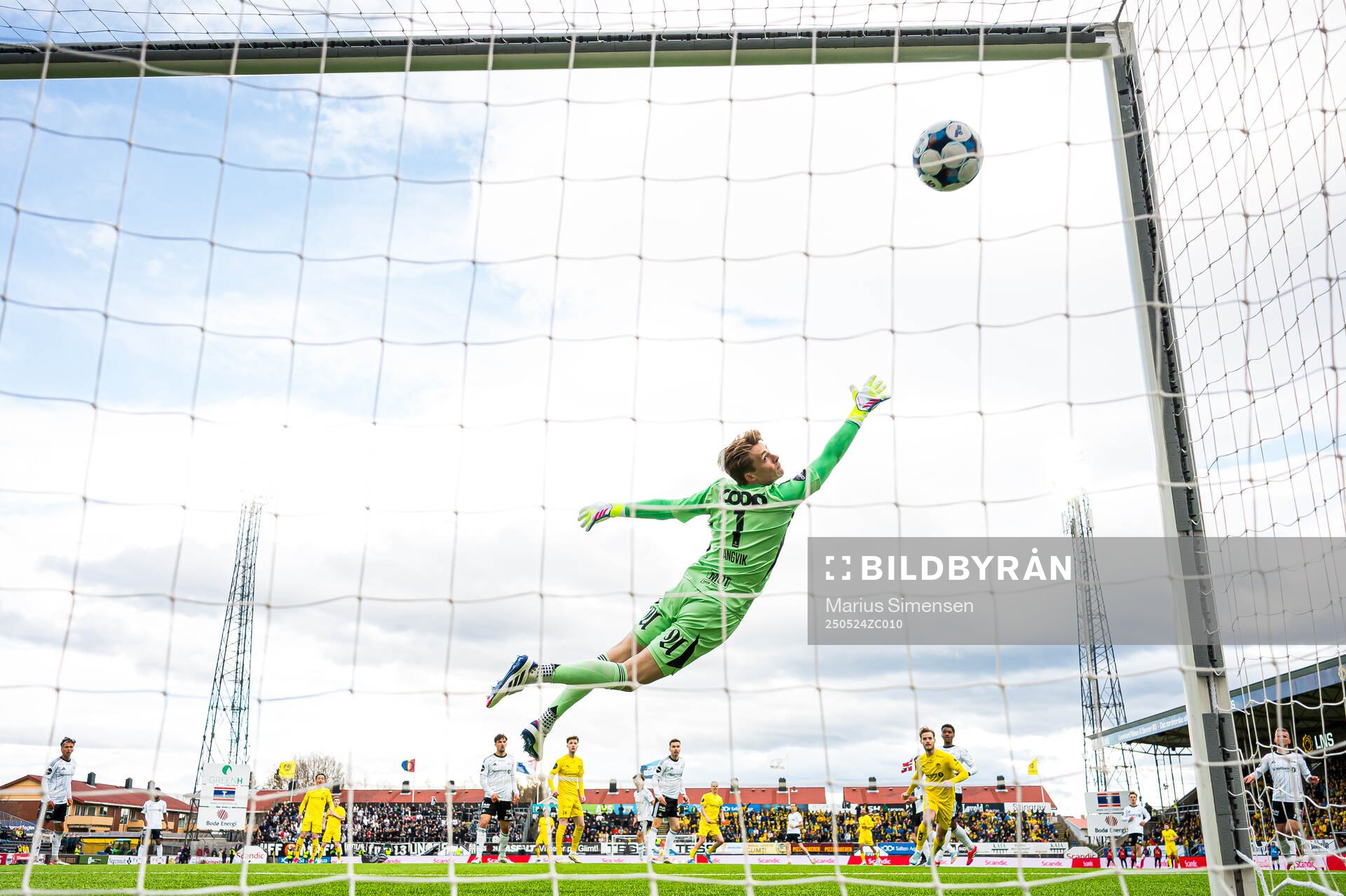 Ulrik Saltnes of Bodø/Glimt scores the 4-0 goal behind goalkeeper Sander Tangvik of Rosenborg during the Eliteserien match between Bodø/Glimt and Rosenborg on May 24, 2025 in Bodø.