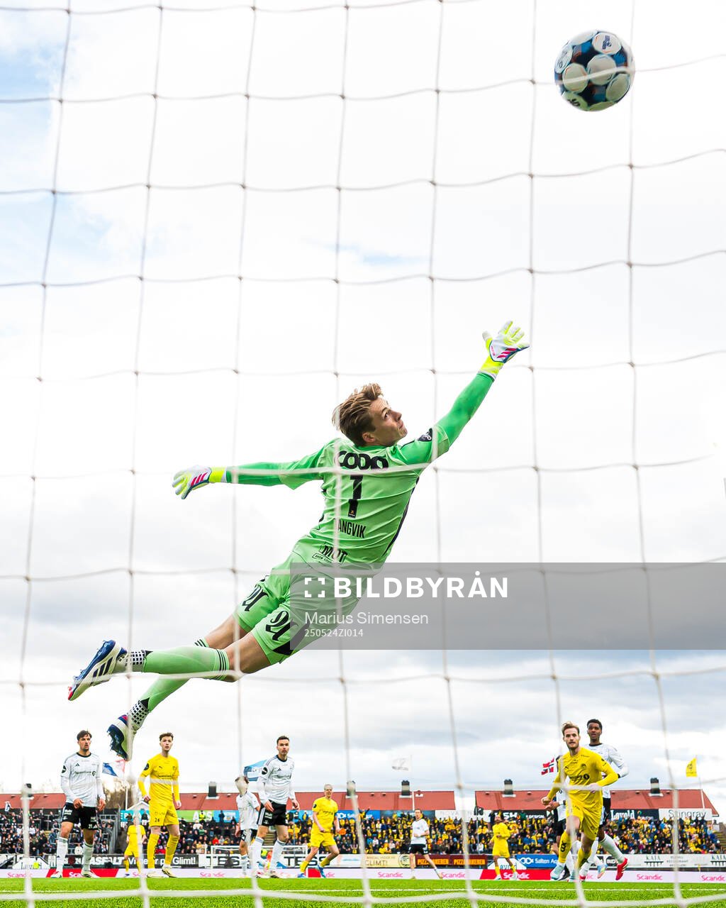 Ulrik Saltnes of Bodø/Glimt scores the 4-0 goal behind goalkeeper Sander Tangvik of Rosenborg during the Eliteserien match between Bodø/Glimt and Rosenborg on May 24, 2025 in Bodø.