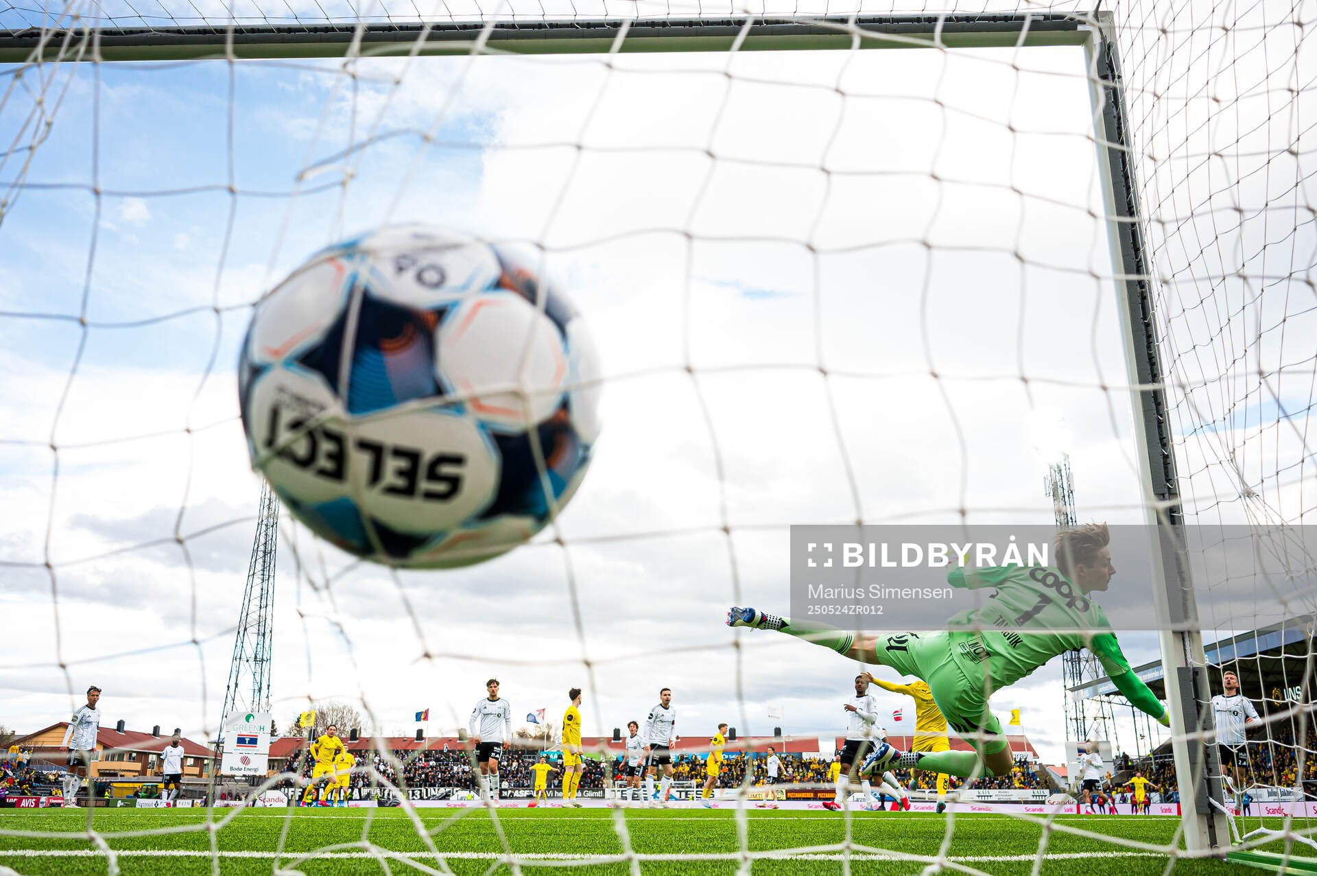 Ulrik Saltnes of Bodø/Glimt scores the 4-0 goal behind goalkeeper Sander Tangvik of Rosenborg during the Eliteserien match between Bodø/Glimt and Rosenborg on May 24, 2025 in Bodø.