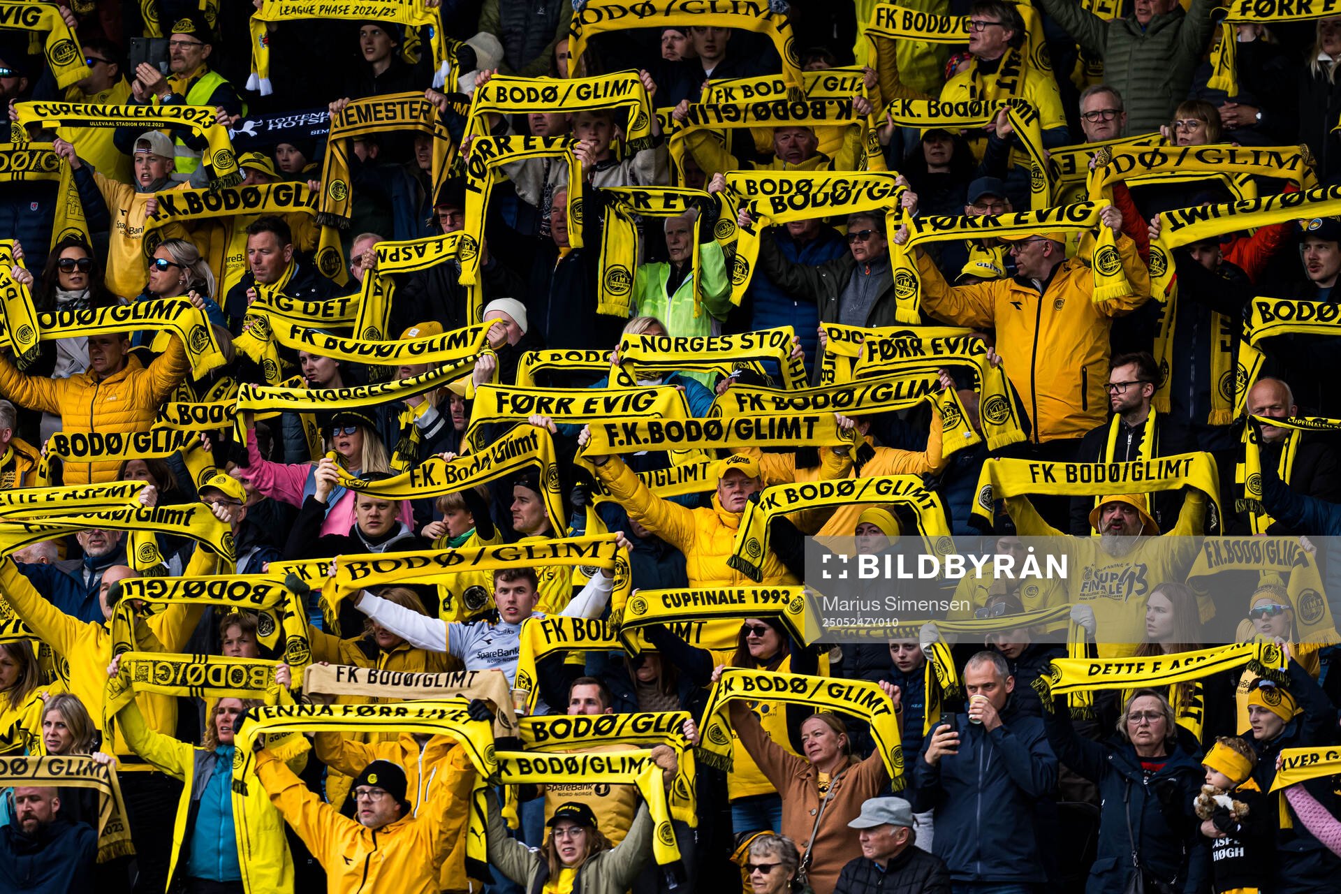 Spectators in the stands ahead of the Eliteserien match between Bodø/Glimt and Rosenborg on May 24, 2025 in Bodø.