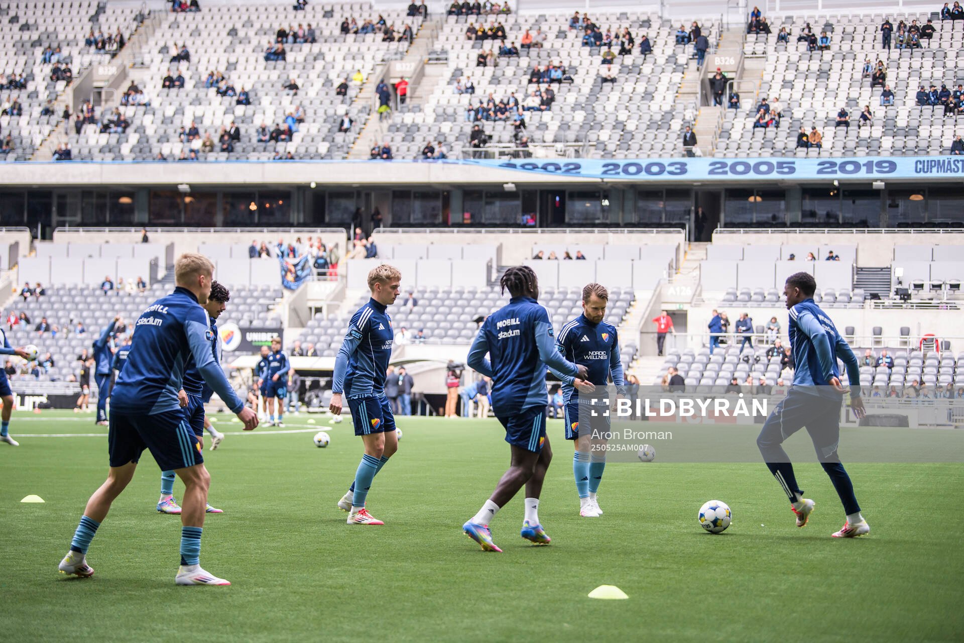 Djurgårdens spelare inför fotbollsmatchen i Allsvenskan mellan Djurgården och Häcken den 25 maj 2025 i Stockholm. 