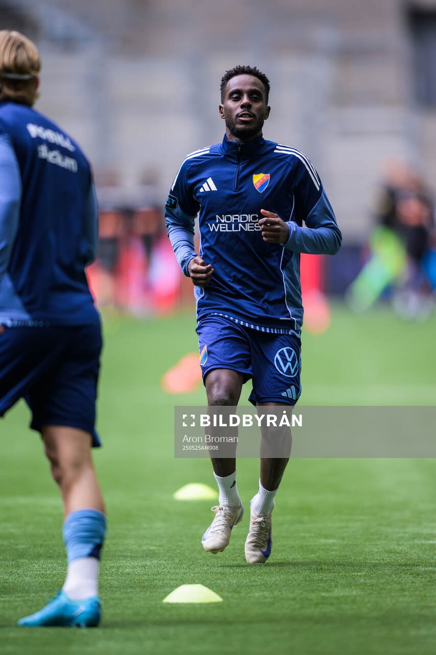 Djurgårdens Tokmac Nguen inför fotbollsmatchen i Allsvenskan mellan Djurgården och Häcken den 25 maj 2025 i Stockholm. 
