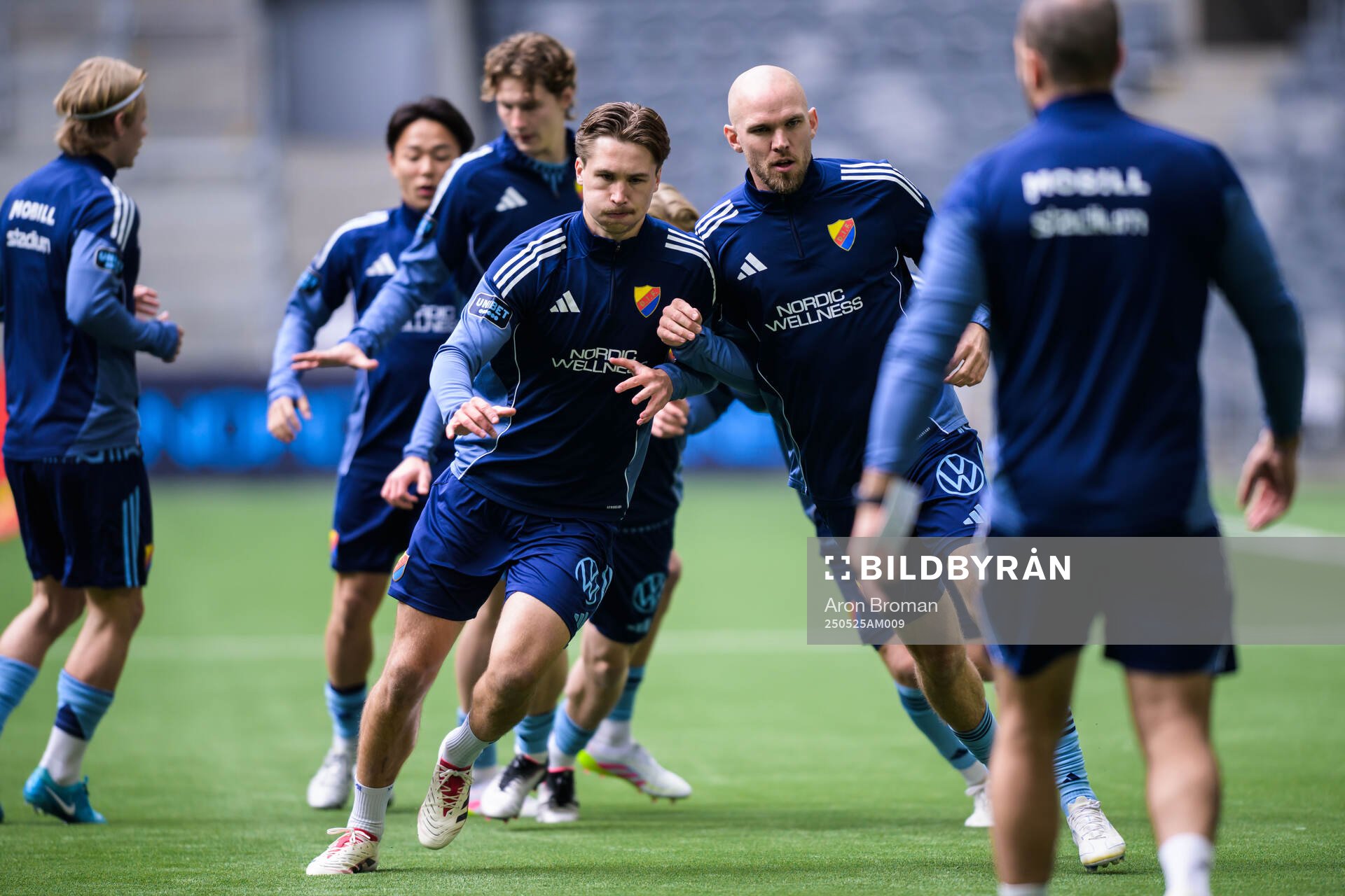 Djurgårdens Miro Tenho och Marcus Danielson inför fotbollsmatchen i Allsvenskan mellan Djurgården och Häcken den 25 maj 2025 i Stockholm. 