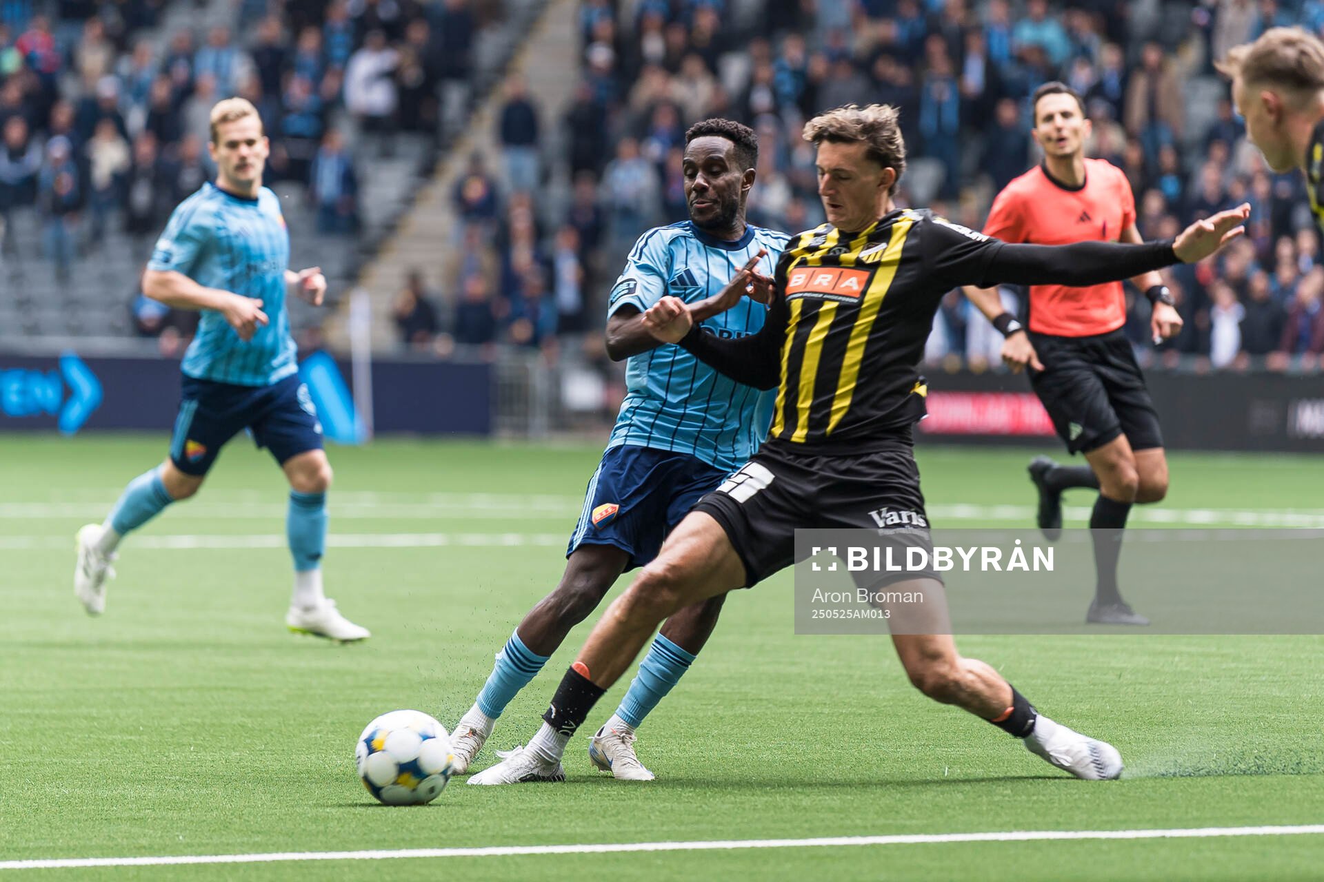 Djurgårdens Tokmac Nguen och Häckens Adam Lundkvist under fotbollsmatchen i Allsvenskan mellan Djurgården och Häcken den 25 maj 2025 i Stockholm.
