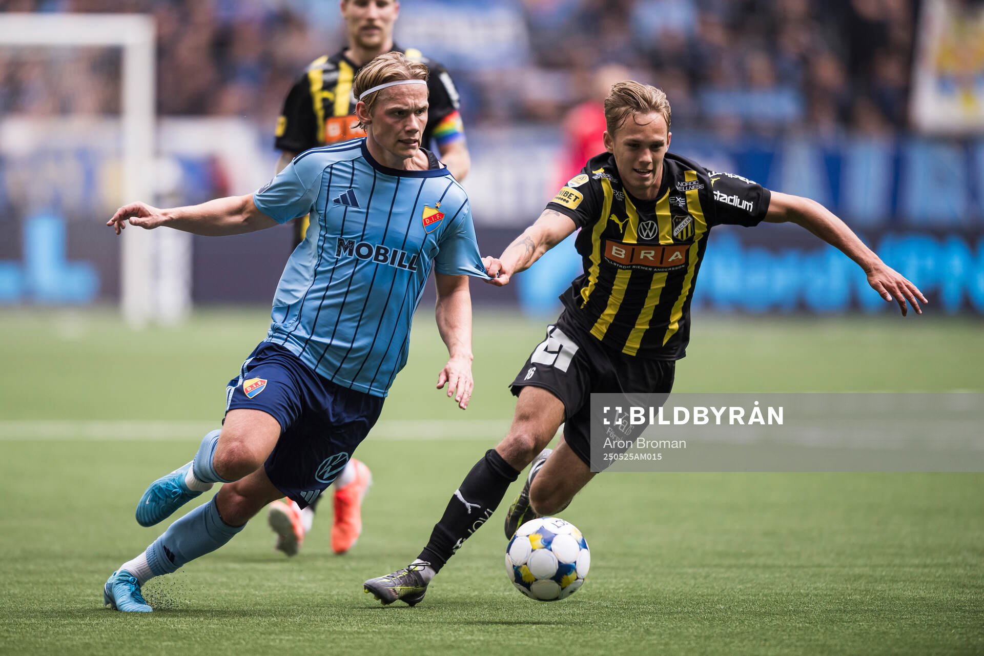 Djurgårdens Tobias Gulliksen och Häckens Pontus Dahbo under fotbollsmatchen i Allsvenskan mellan Djurgården och Häcken den 25 maj 2025 i Stockholm.
