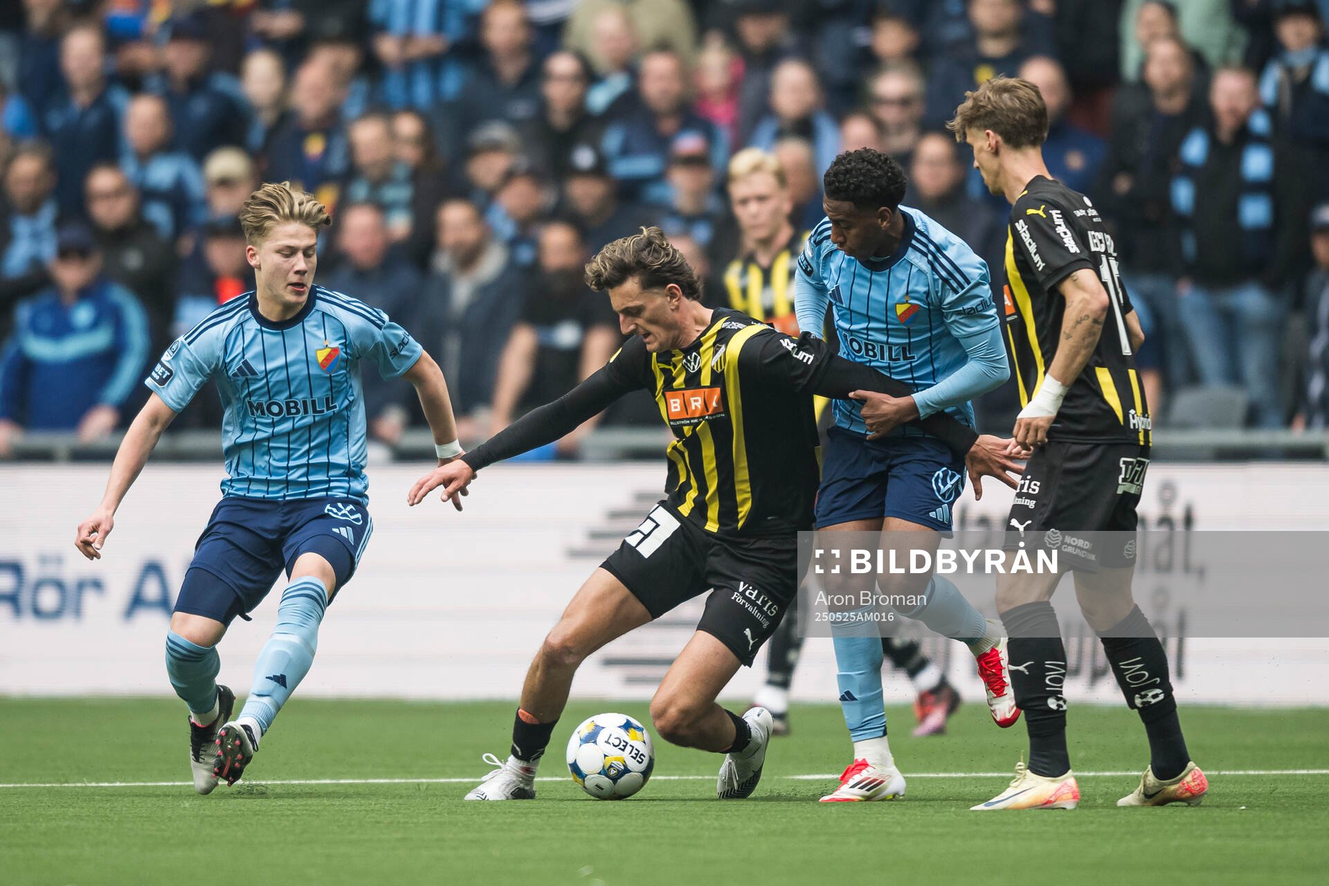 Häckens Silas Andersen och Djurgårdens Isak Alemayehu Mulugeta under fotbollsmatchen i Allsvenskan mellan Djurgården och Häcken den 25 maj 2025 i Stockholm.