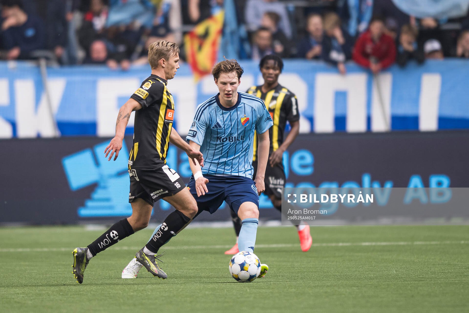Häckens Pontus Dahbo och Djurgårdens August Priske Flyger under fotbollsmatchen i Allsvenskan mellan Djurgården och Häcken den 25 maj 2025 i Stockholm.