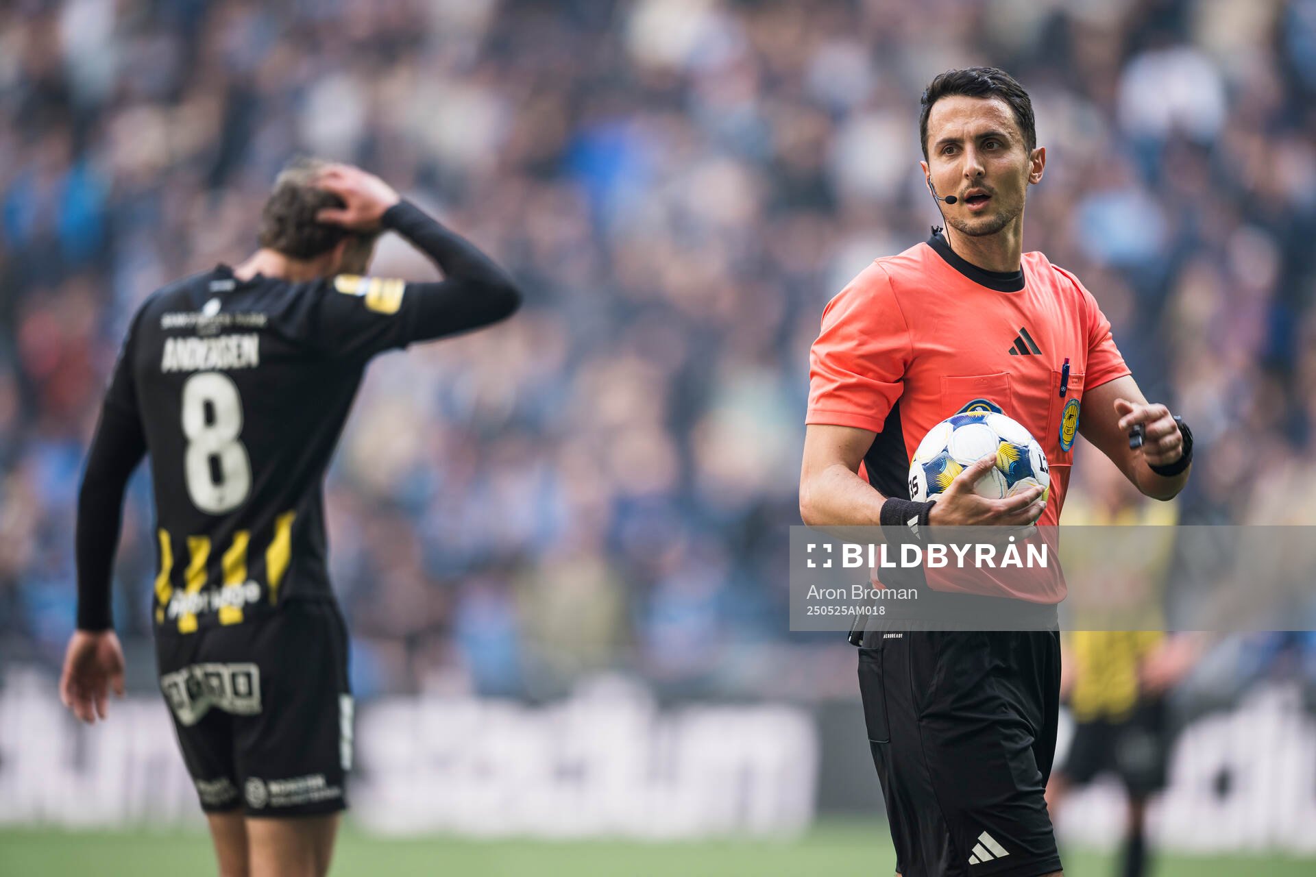 Domare Adi Aganovic under fotbollsmatchen i Allsvenskan mellan Djurgården och Häcken den 25 maj 2025 i Stockholm. 