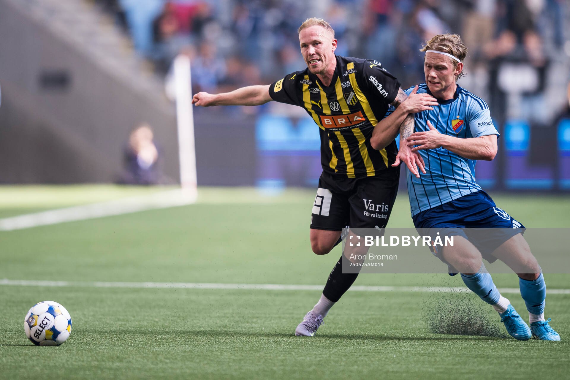 Häckens Mikkel Rygaard Jensen och Djurgårdens Tobias Gulliksen under fotbollsmatchen i Allsvenskan mellan Djurgården och Häcken den 25 maj 2025 i Stockholm.