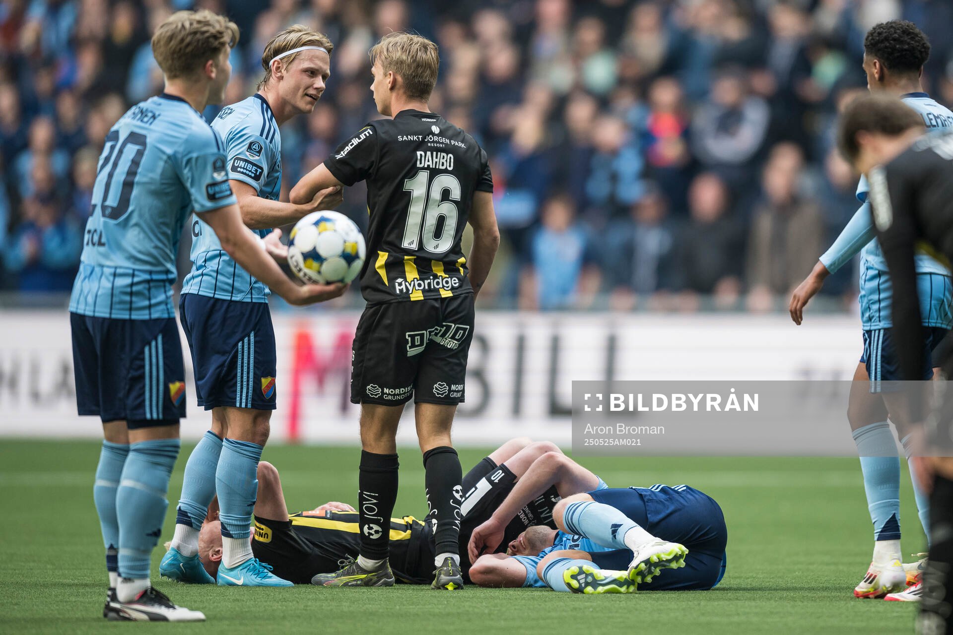 Häckens Mikkel Rygaard Jensen och Djurgårdens Hampus Finndell har ont under fotbollsmatchen i Allsvenskan mellan Djurgården och Häcken den 25 maj 2025 i Stockholm.
