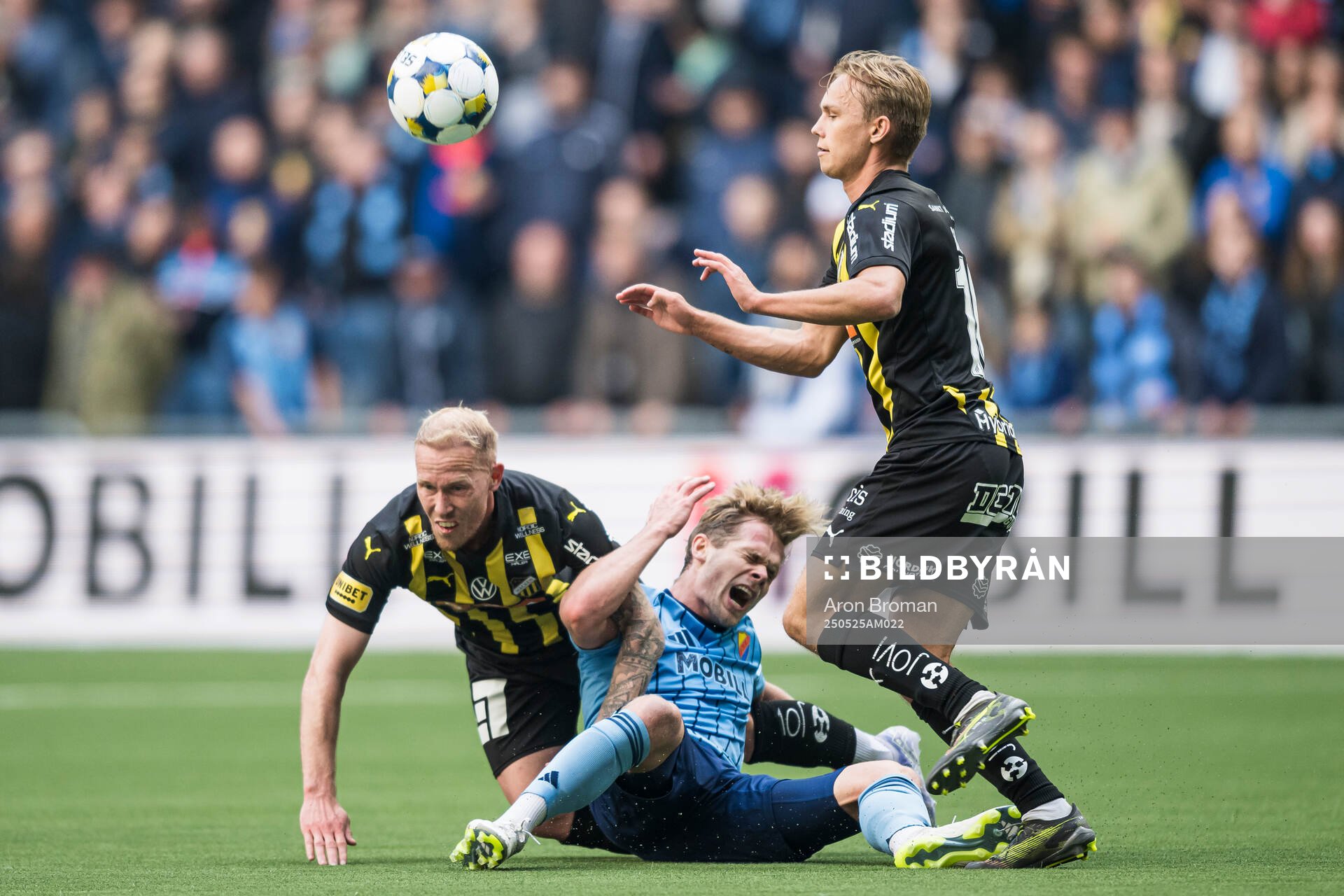 Häckens Mikkel Rygaard Jensen och Pontus Dahbo mot Djurgårdens Hampus Finndell under fotbollsmatchen i Allsvenskan mellan Djurgården och Häcken den 25 maj 2025 i Stockholm.