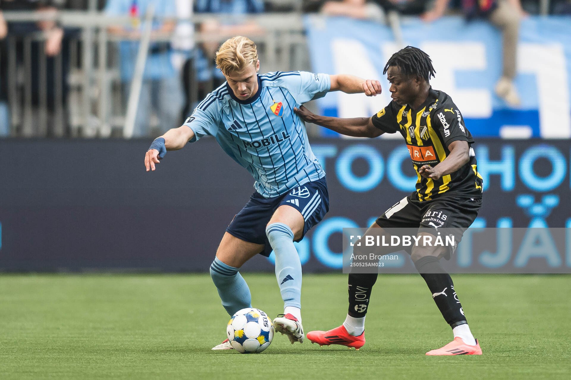 Djurgårdens Theo Bergvall och Häckens Severin Nioule under fotbollsmatchen i Allsvenskan mellan Djurgården och Häcken den 25 maj 2025 i Stockholm.