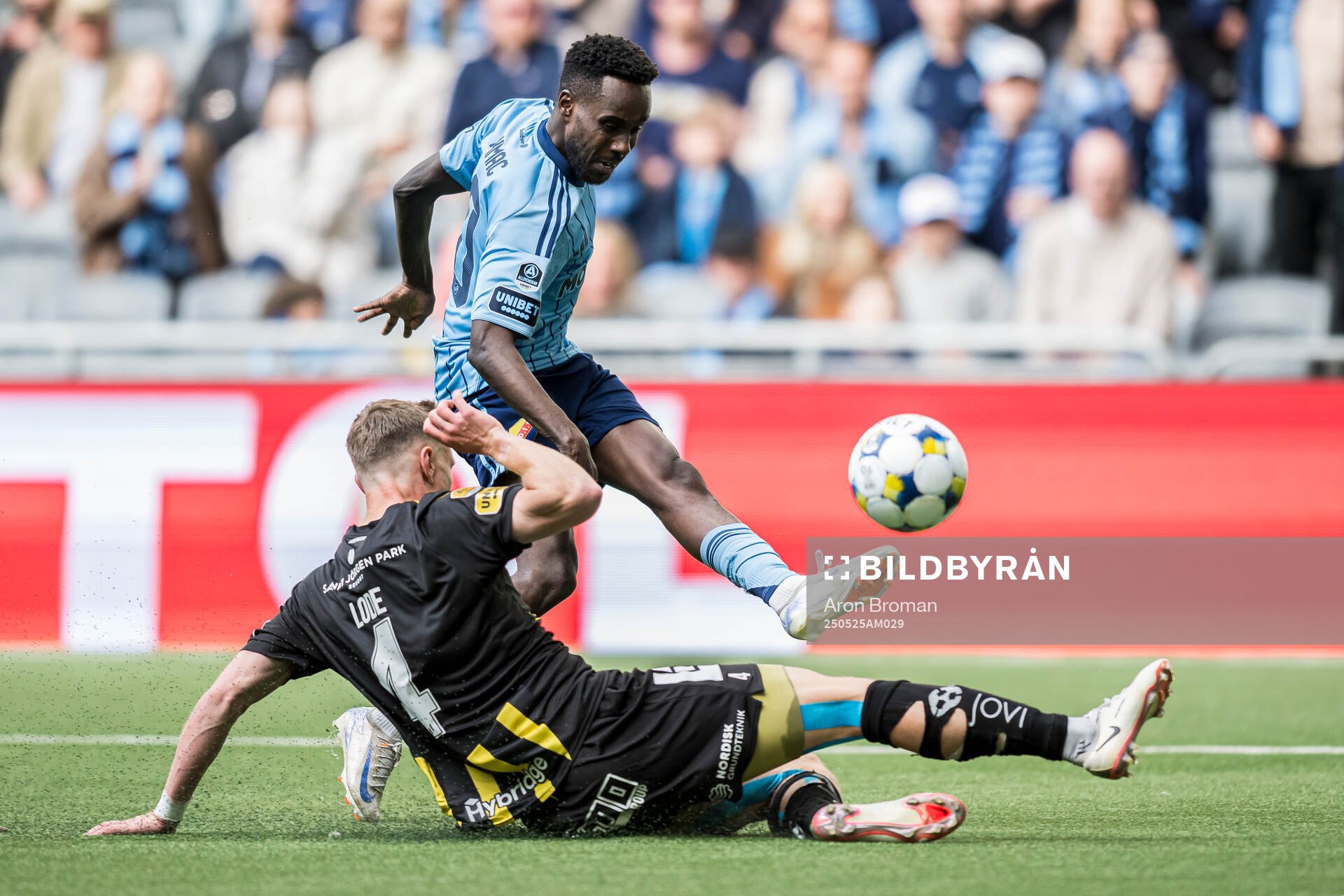 Häckens Marius Lode och Djurgårdens Tokmac Nguen under fotbollsmatchen i Allsvenskan mellan Djurgården och Häcken den 25 maj 2025 i Stockholm.