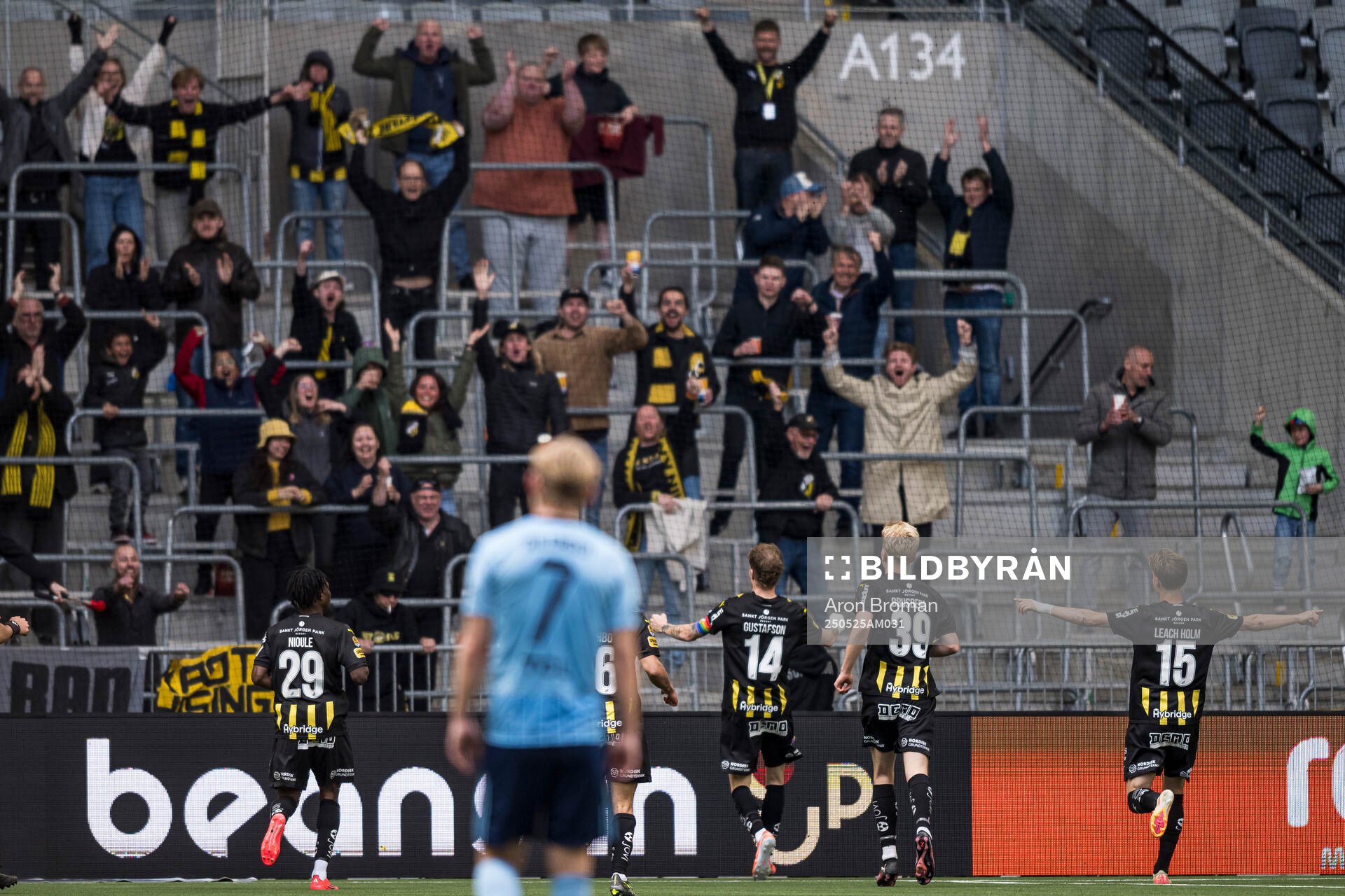 Häckens Simon Gustafson jublar