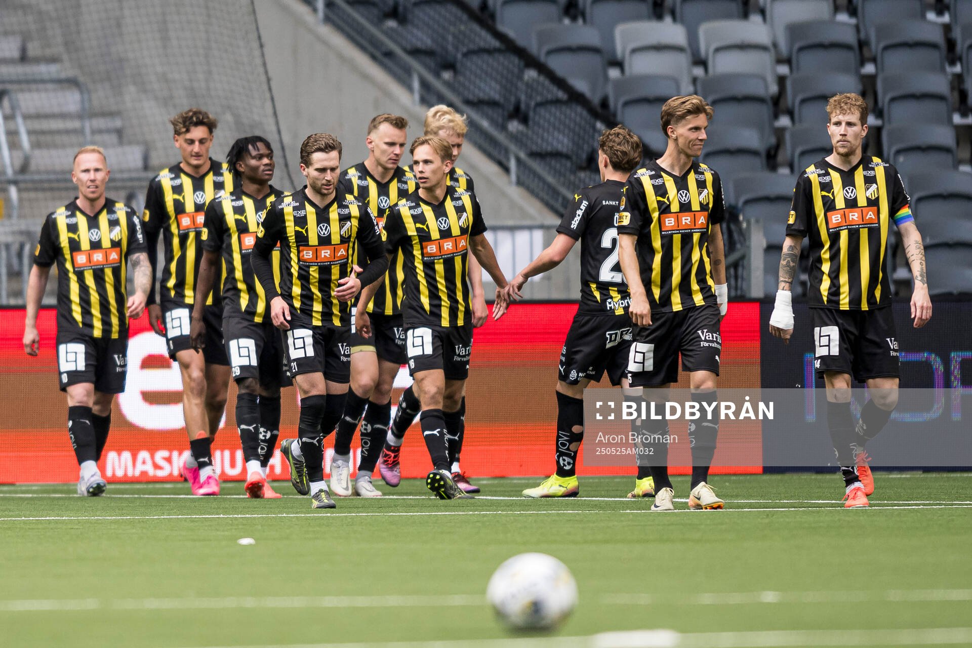 Häckens Simon Gustafson jublar tillsammans med lagkamrater efter 0-1 under fotbollsmatchen i Allsvenskan mellan Djurgården och Häcken den 25 maj 2025 i Stockholm.