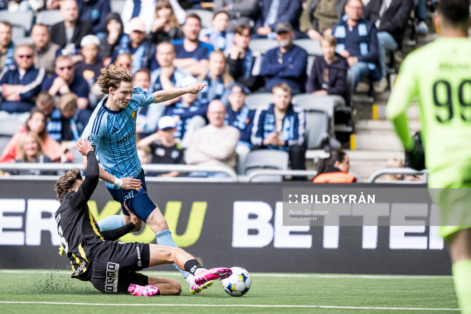 Häckens Silas Andersen och Djurgårdens August Priske Flyger under fotbollsmatchen i Allsvenskan mellan Djurgården och Häcken den 25 maj 2025 i Stockholm.