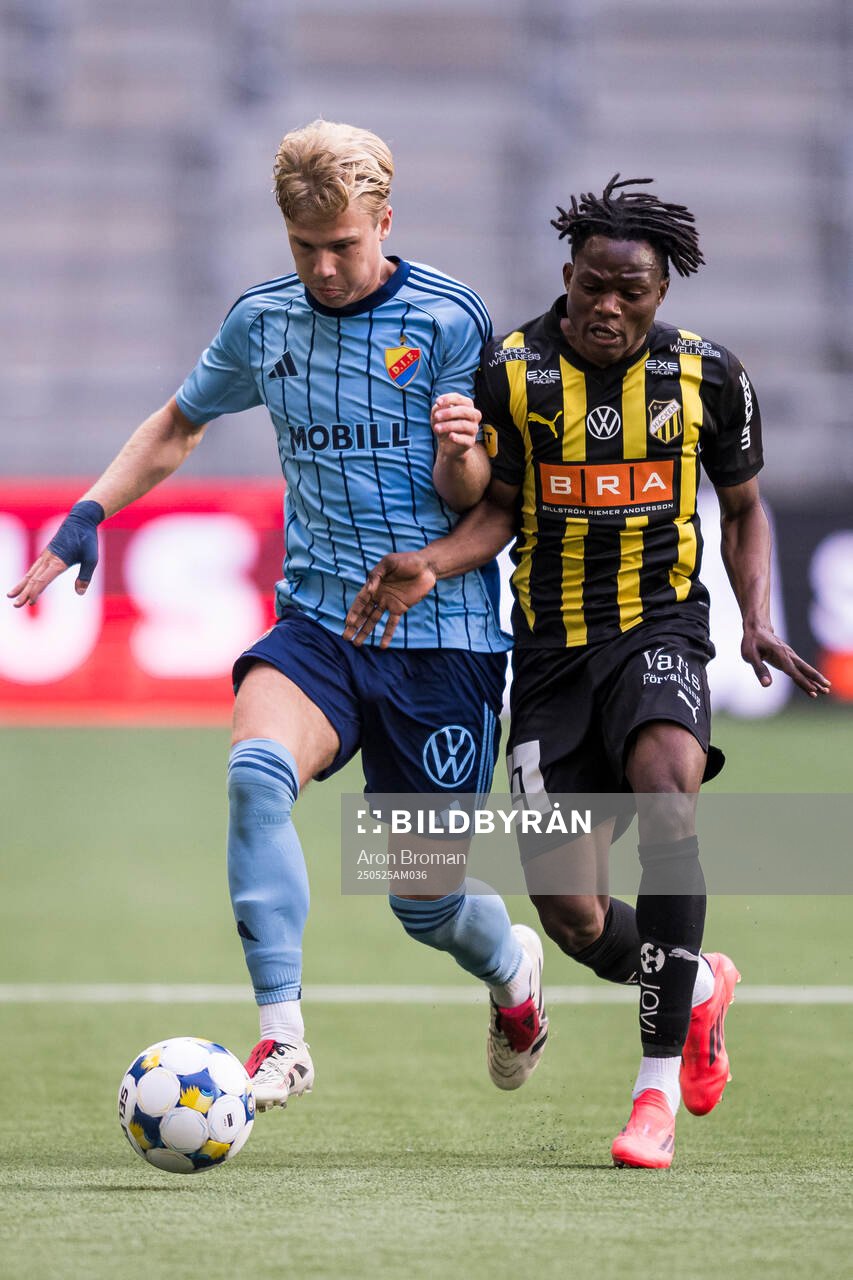 Djurgårdens Theo Bergvall och Häckens Severin Nioule under fotbollsmatchen i Allsvenskan mellan Djurgården och Häcken den 25 maj 2025 i Stockholm.