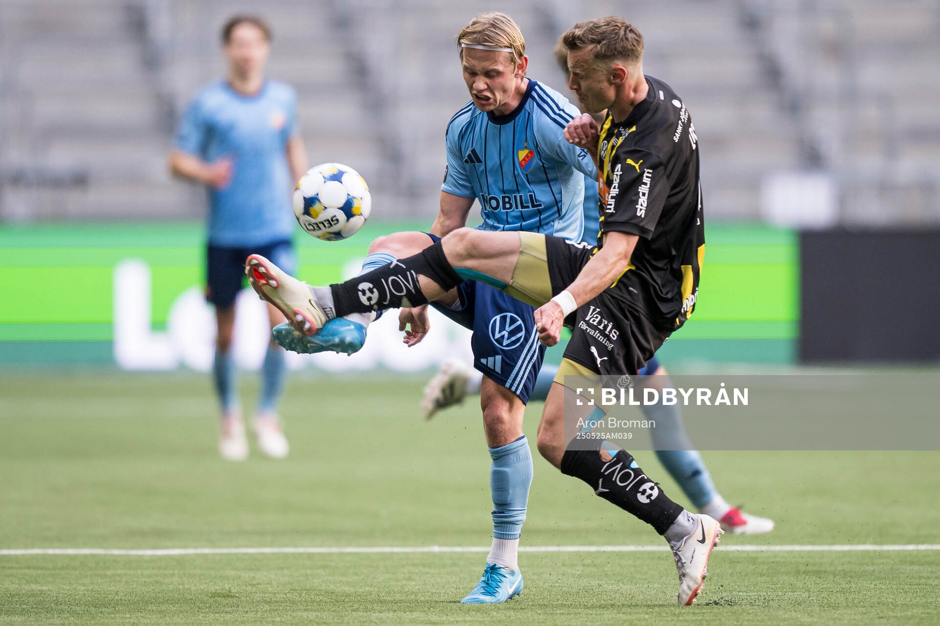 Djurgårdens Tobias Gulliksen och Häckens Marius Lode under fotbollsmatchen i Allsvenskan mellan Djurgården och Häcken den 25 maj 2025 i Stockholm.