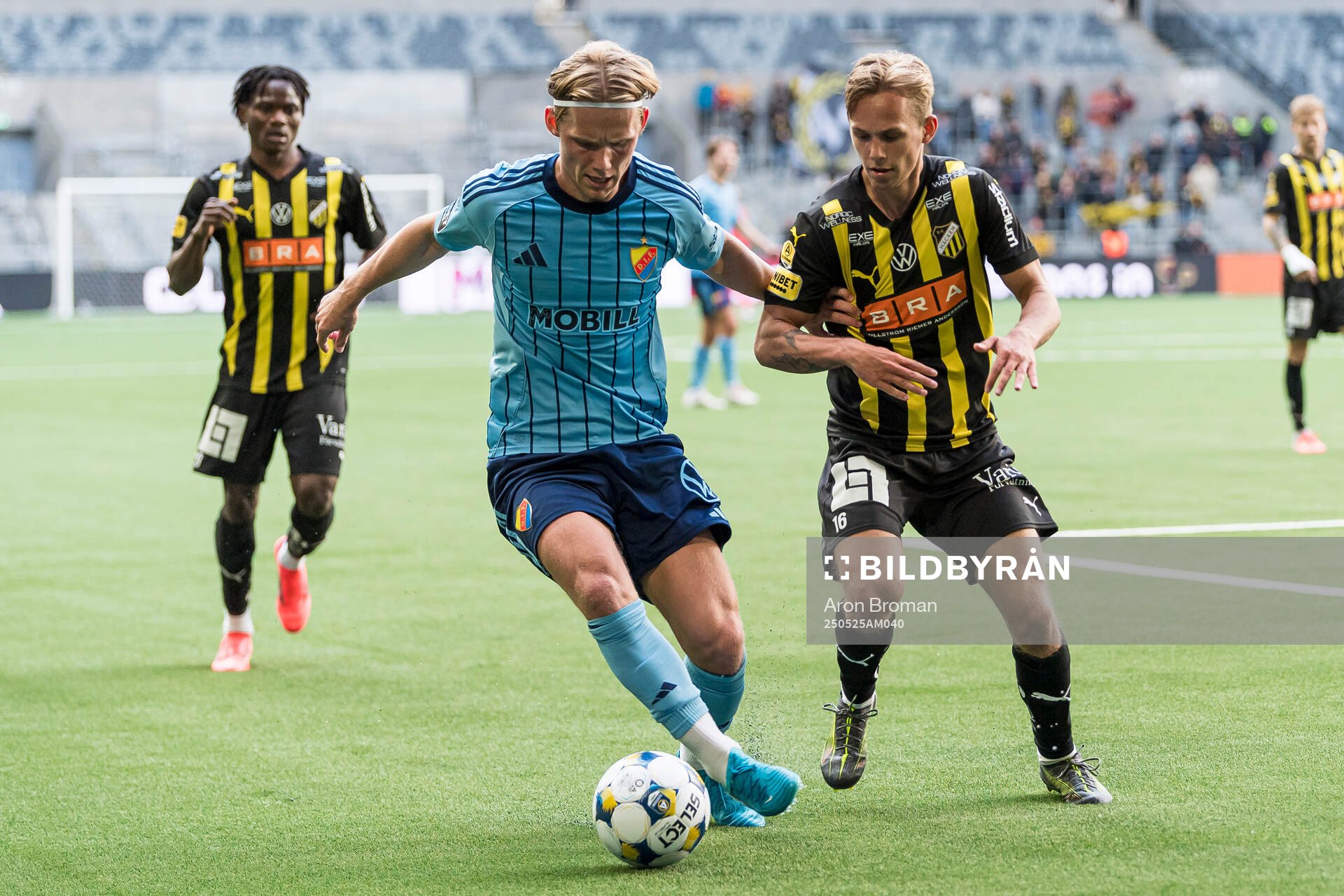 Djurgårdens Tobias Gulliksen och Häckens Pontus Dahbo under fotbollsmatchen i Allsvenskan mellan Djurgården och Häcken den 25 maj 2025 i Stockholm.