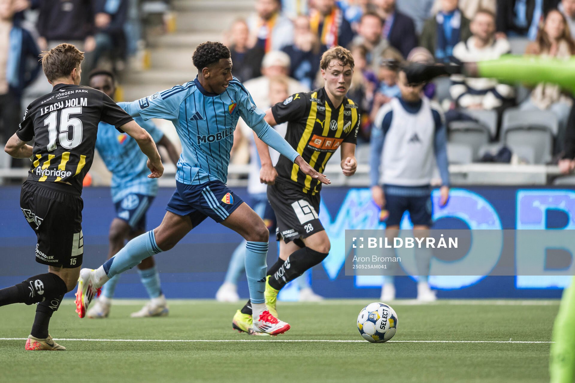 Djurgårdens Isak Alemayehu Mulugeta och Häckens Filip Öhman under fotbollsmatchen i Allsvenskan mellan Djurgården och Häcken den 25 maj 2025 i Stockholm.