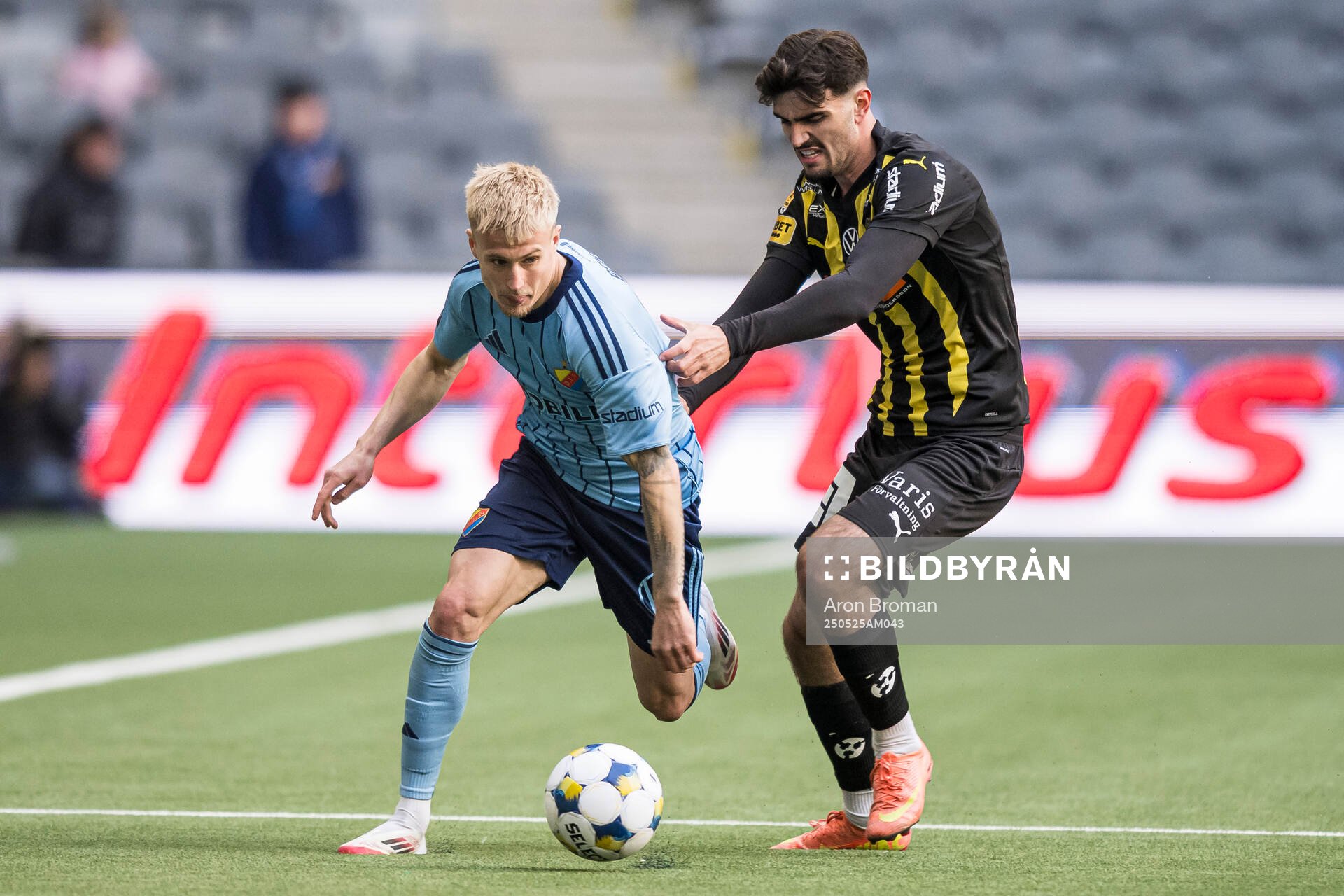 Djurgårdens Viktor Bergh och Häckens Nikola Mitrovic under fotbollsmatchen i Allsvenskan mellan Djurgården och Häcken den 25 maj 2025 i Stockholm.