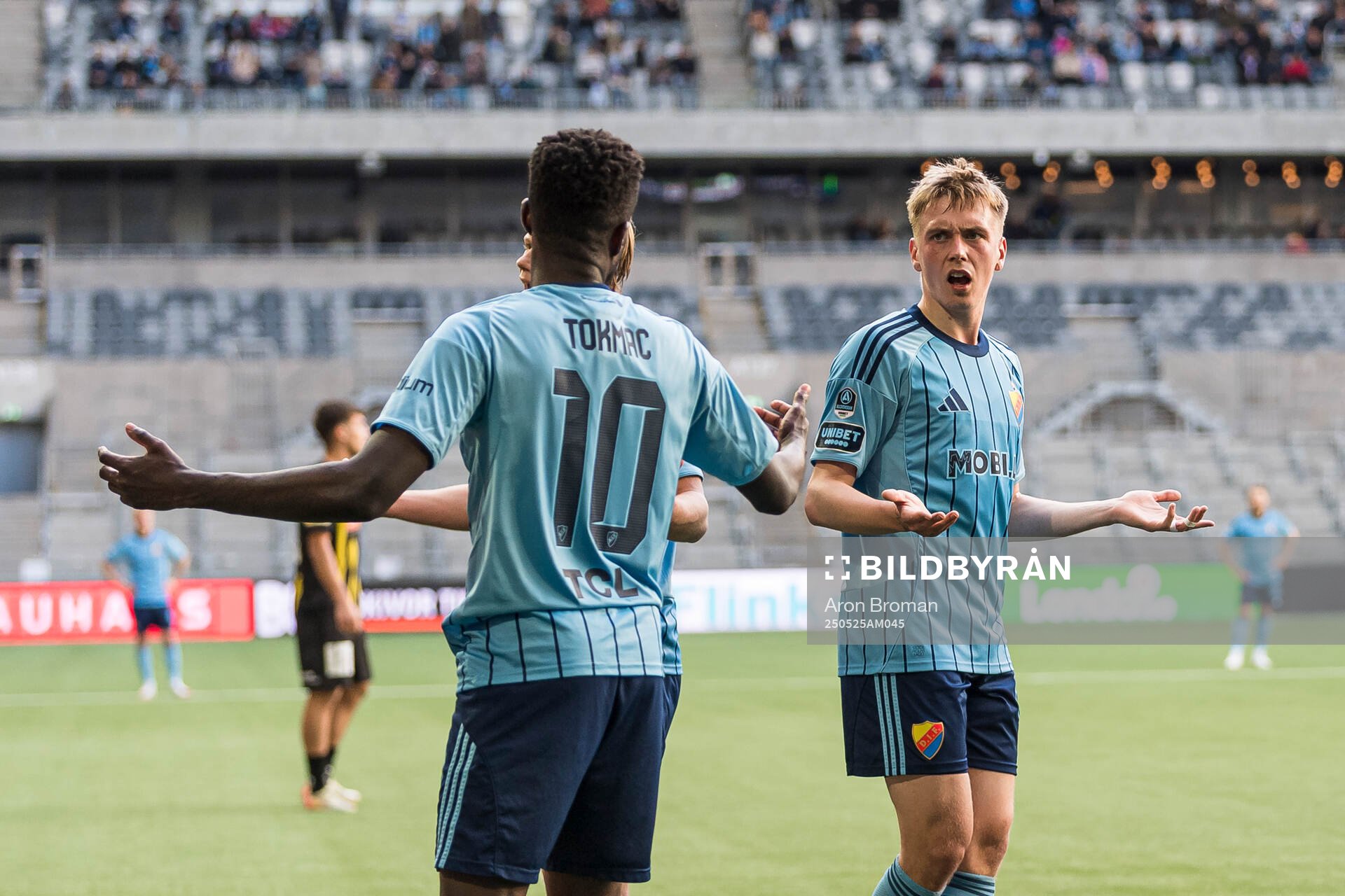Djurgårdens Tokmac Nguen och Viktor Bergh reagerar