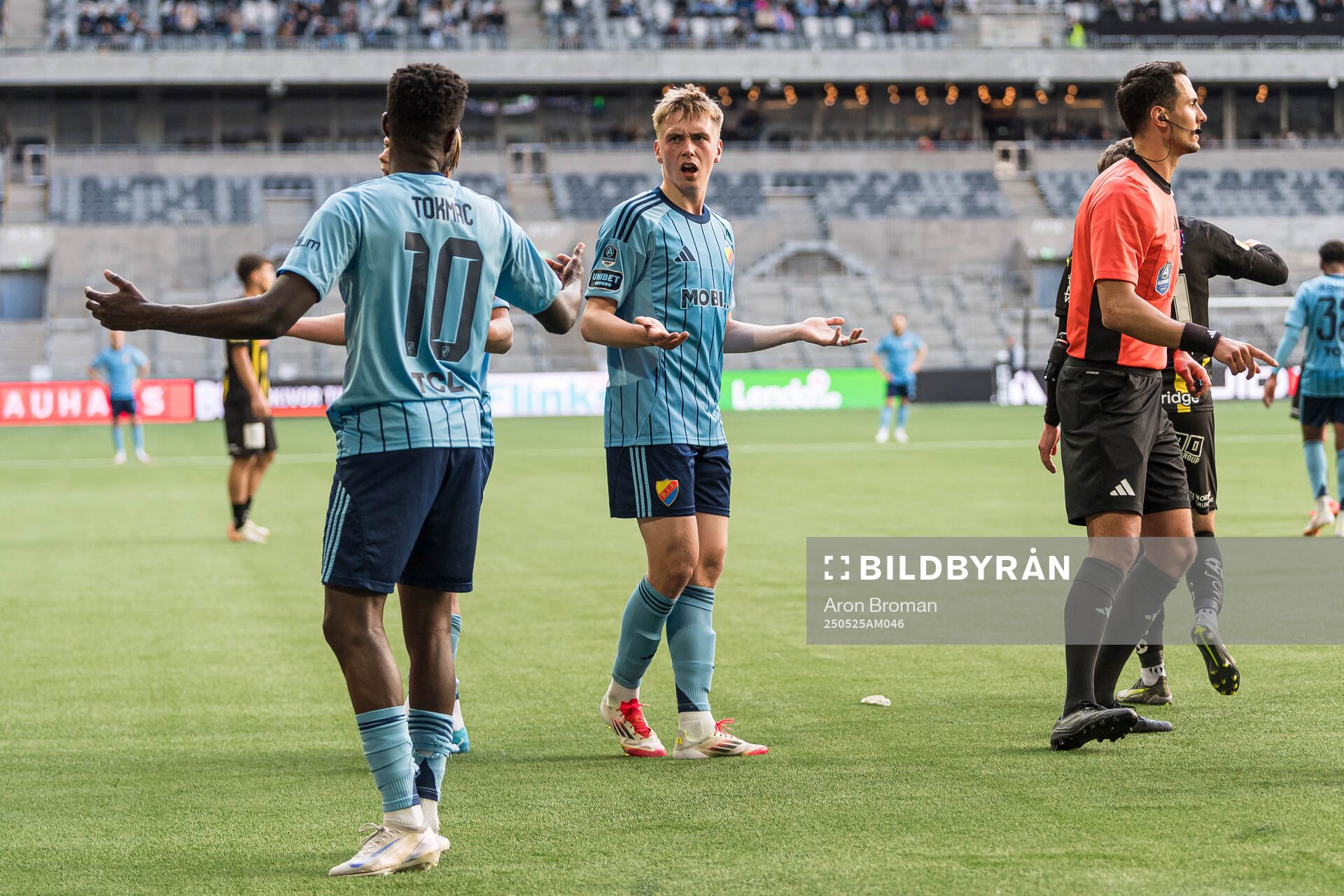Djurgårdens Tokmac Nguen och Viktor Bergh reagerar under fotbollsmatchen i Allsvenskan mellan Djurgården och Häcken den 25 maj 2025 i Stockholm.