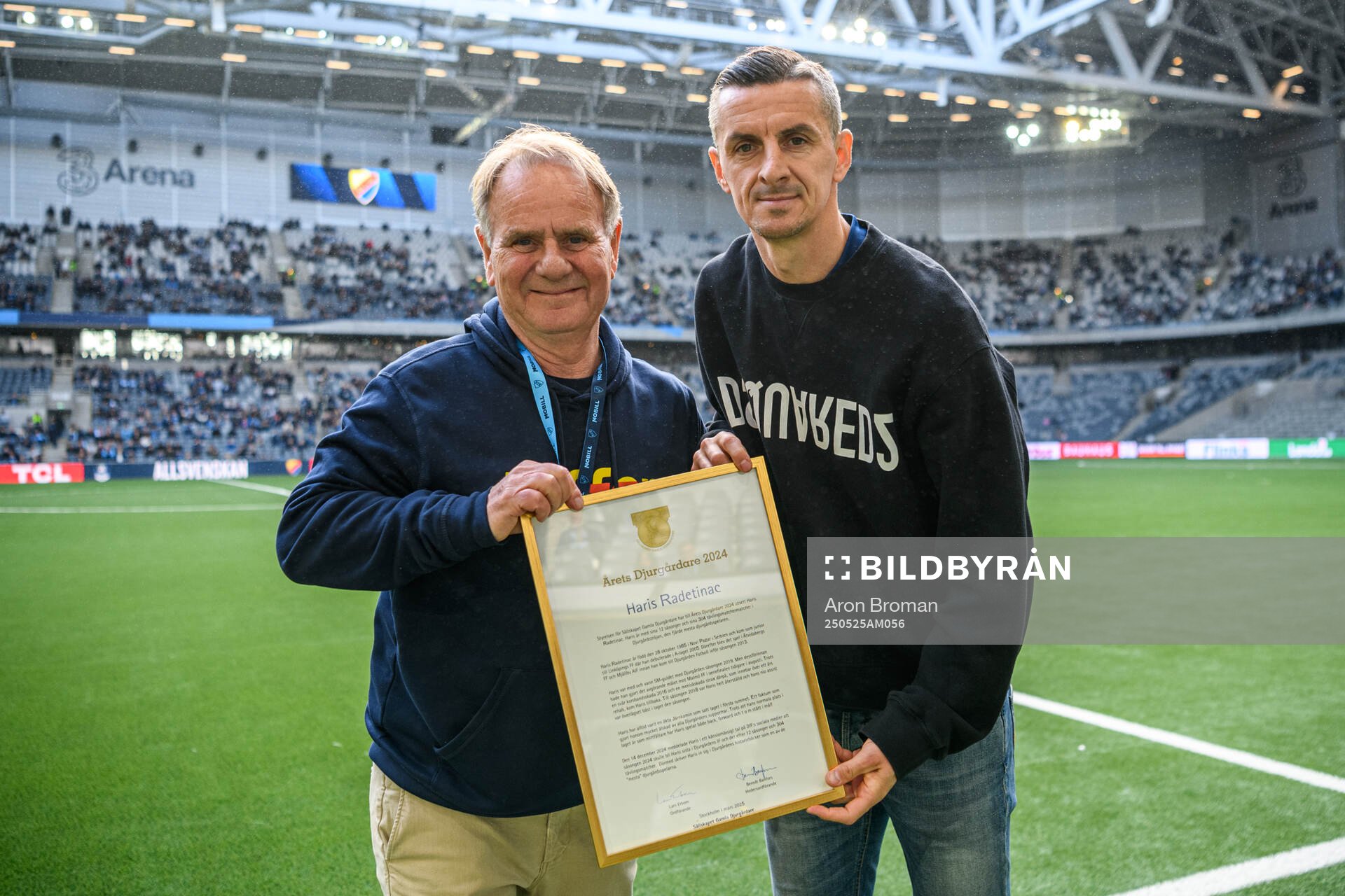 Pelle Kotschack delar ut priset ”Årets Djurgårdare 2024” till Haris Radetinac under fotbollsmatchen i Allsvenskan mellan Djurgården och Häcken den 25 maj 2025 i Stockholm.