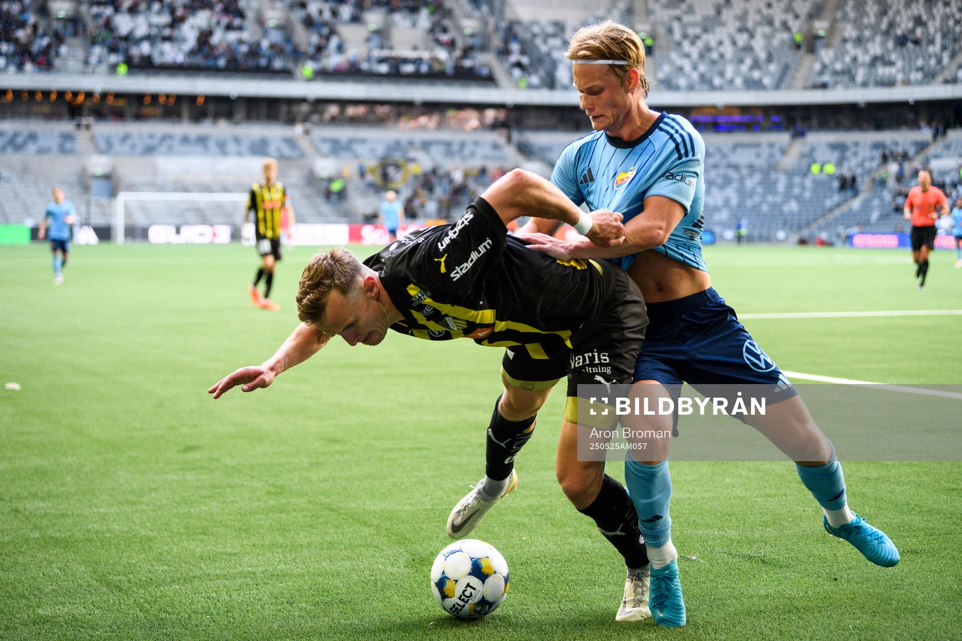 Häckens Marius Lode och Djurgårdens Tobias Gulliksen under fotbollsmatchen i Allsvenskan mellan Djurgården och Häcken den 25 maj 2025 i Stockholm.