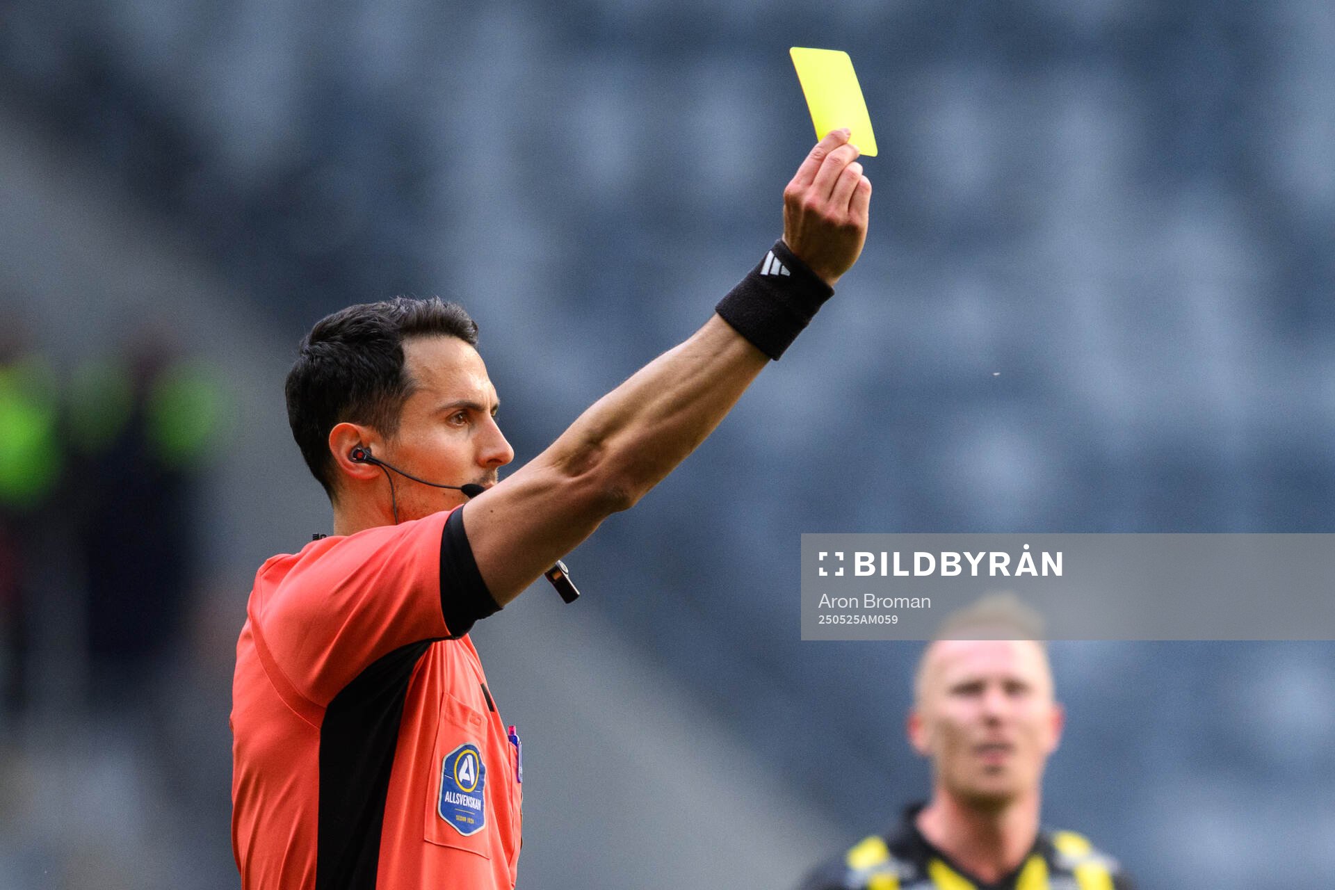Häckens Pontus Dahbo (ej i bild) tilldelas gult kort av Domare Adi Aganovic under fotbollsmatchen i Allsvenskan mellan Djurgården och Häcken den 25 maj 2025 i Stockholm.