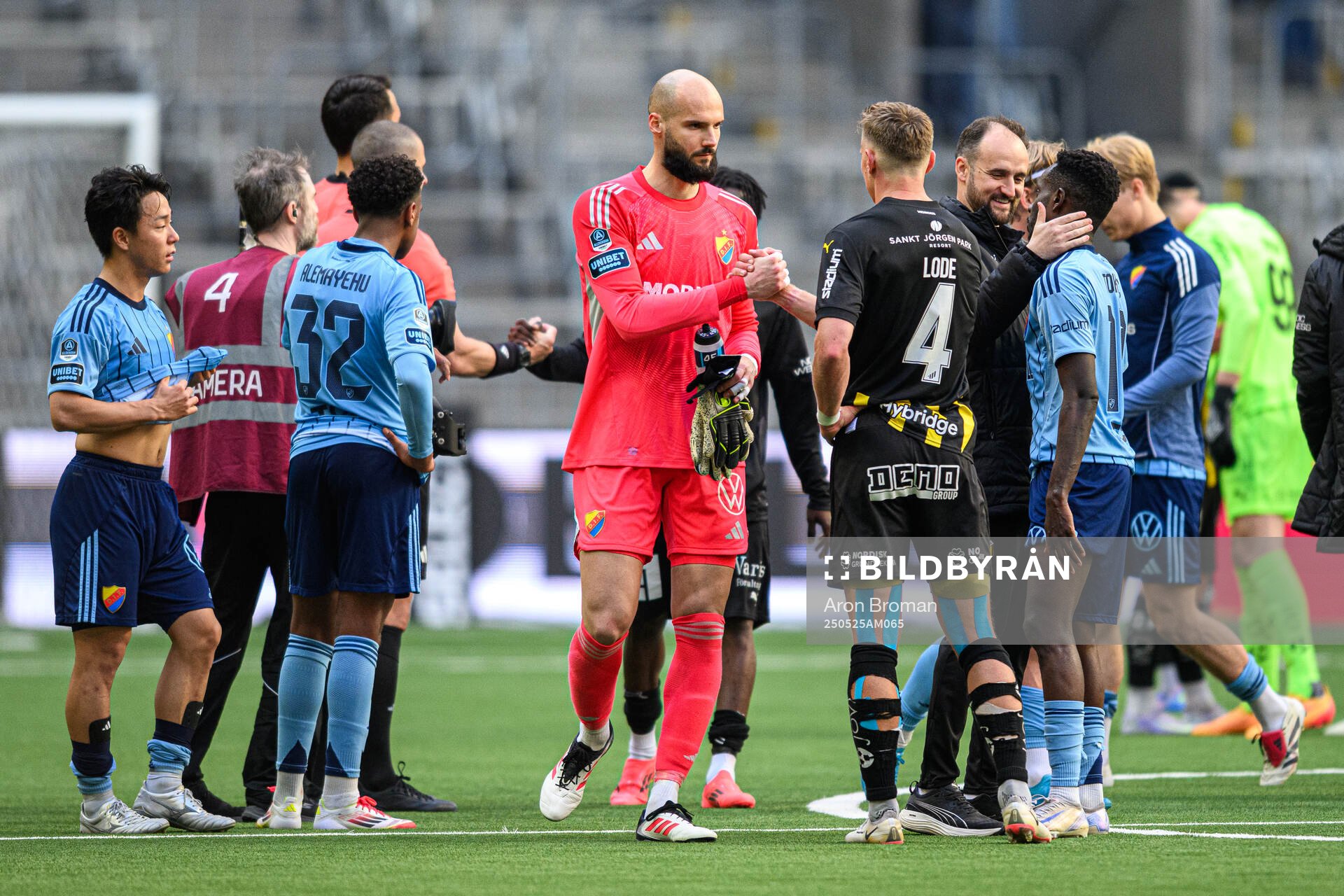 Djurgårdens målvakt Filip Manojlovic deppar