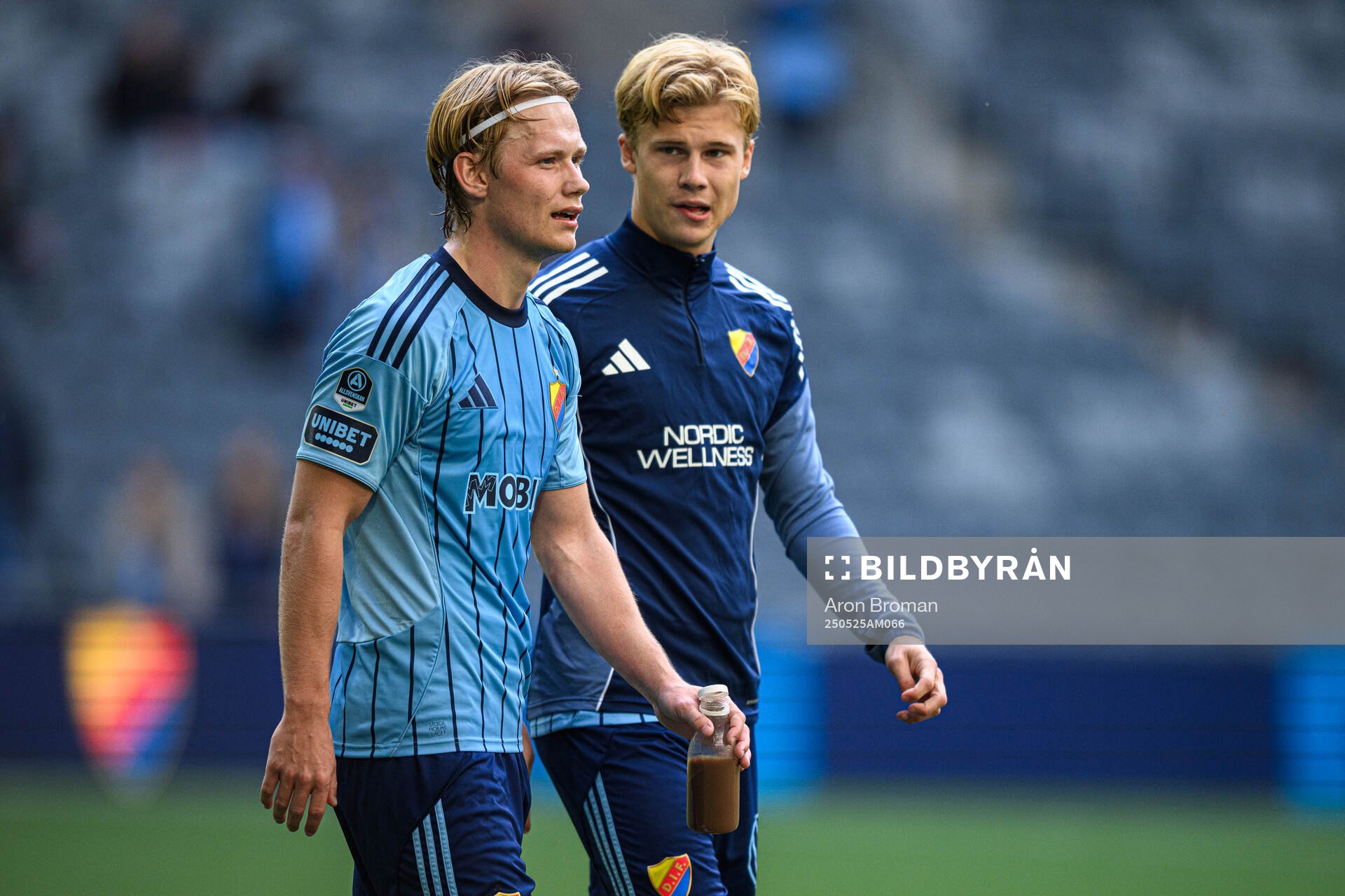 Djurgårdens Tobias Gulliksen och Theo Bergvall efter fotbollsmatchen i Allsvenskan mellan Djurgården och Häcken den 25 maj 2025 i Stockholm.