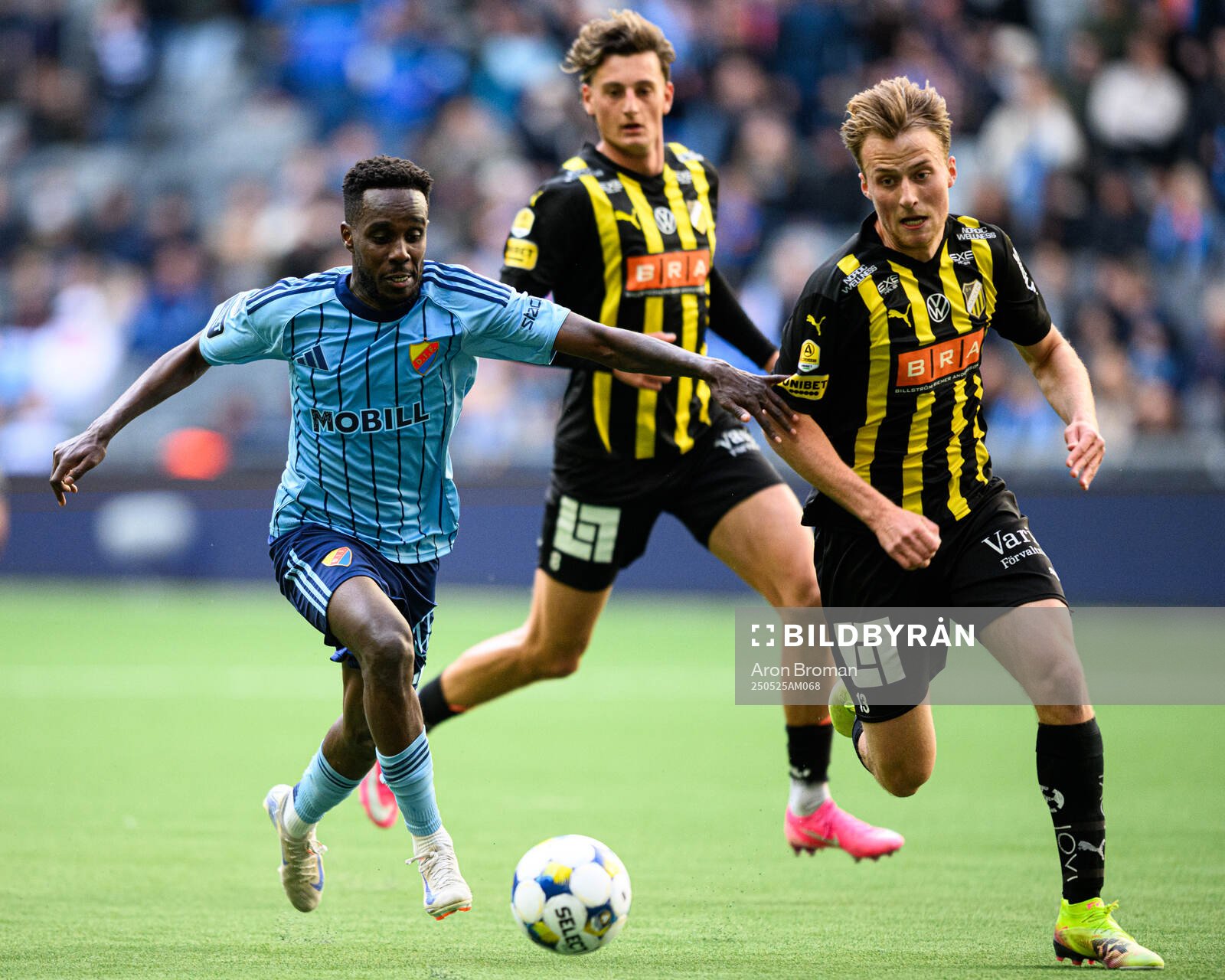 Djurgårdens Tokmac Nguen och Häckens Sigge Jansson under fotbollsmatchen i Allsvenskan mellan Djurgården och Häcken den 25 maj 2025 i Stockholm.