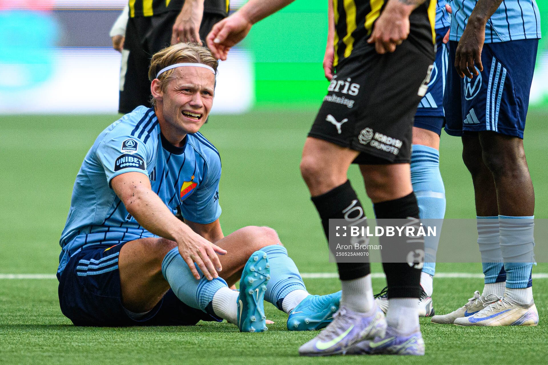 Djurgårdens Tobias Gulliksen har ont under fotbollsmatchen i Allsvenskan mellan Djurgården och Häcken den 25 maj 2025 i Stockholm. 