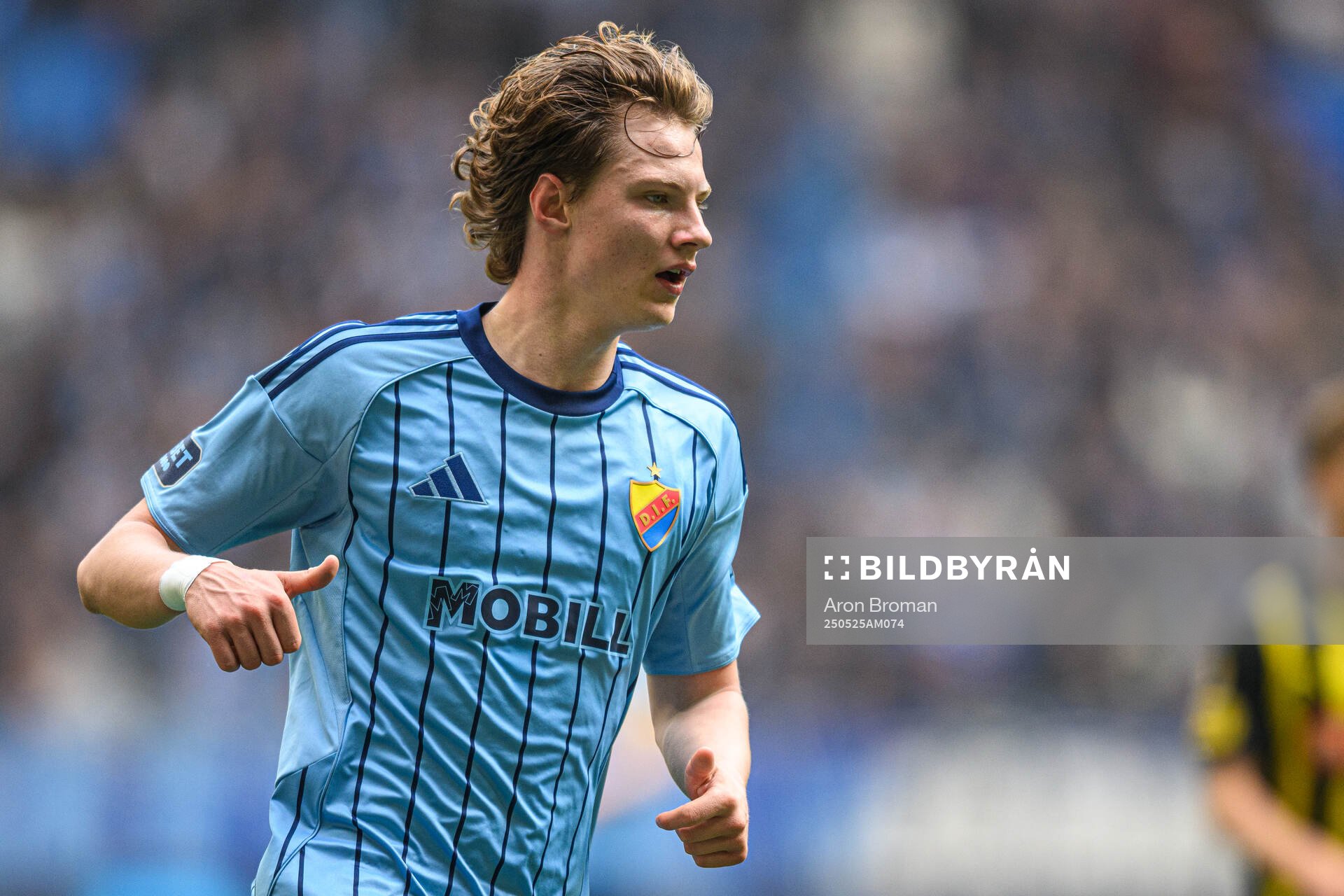 Djurgårdens August Priske Flyger under fotbollsmatchen i Allsvenskan mellan Djurgården och Häcken den 25 maj 2025 i Stockholm. 