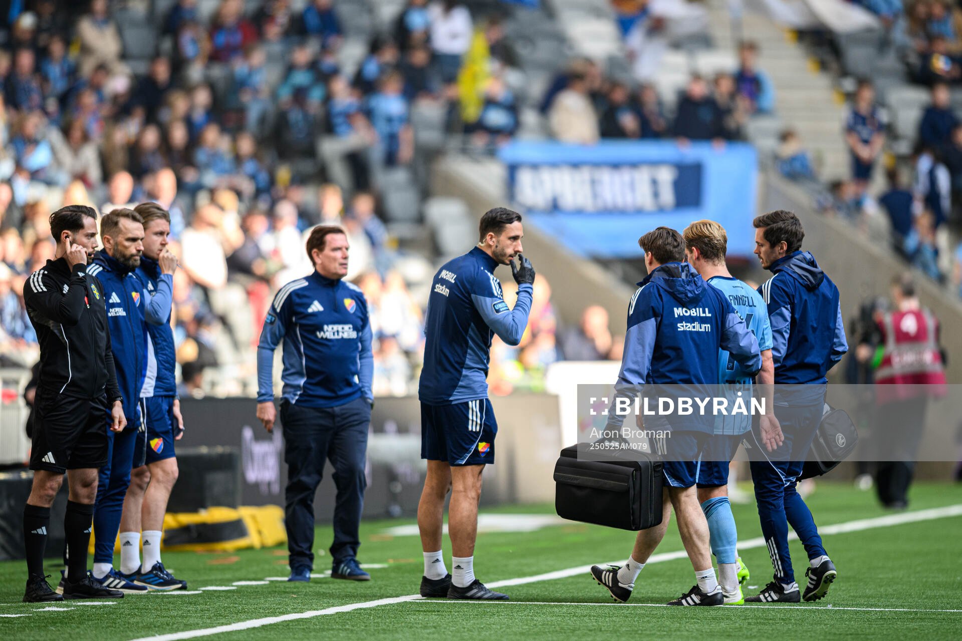 Djurgårdens Hampus Finndell har ont under fotbollsmatchen i Allsvenskan mellan Djurgården och Häcken den 25 maj 2025 i Stockholm. 
