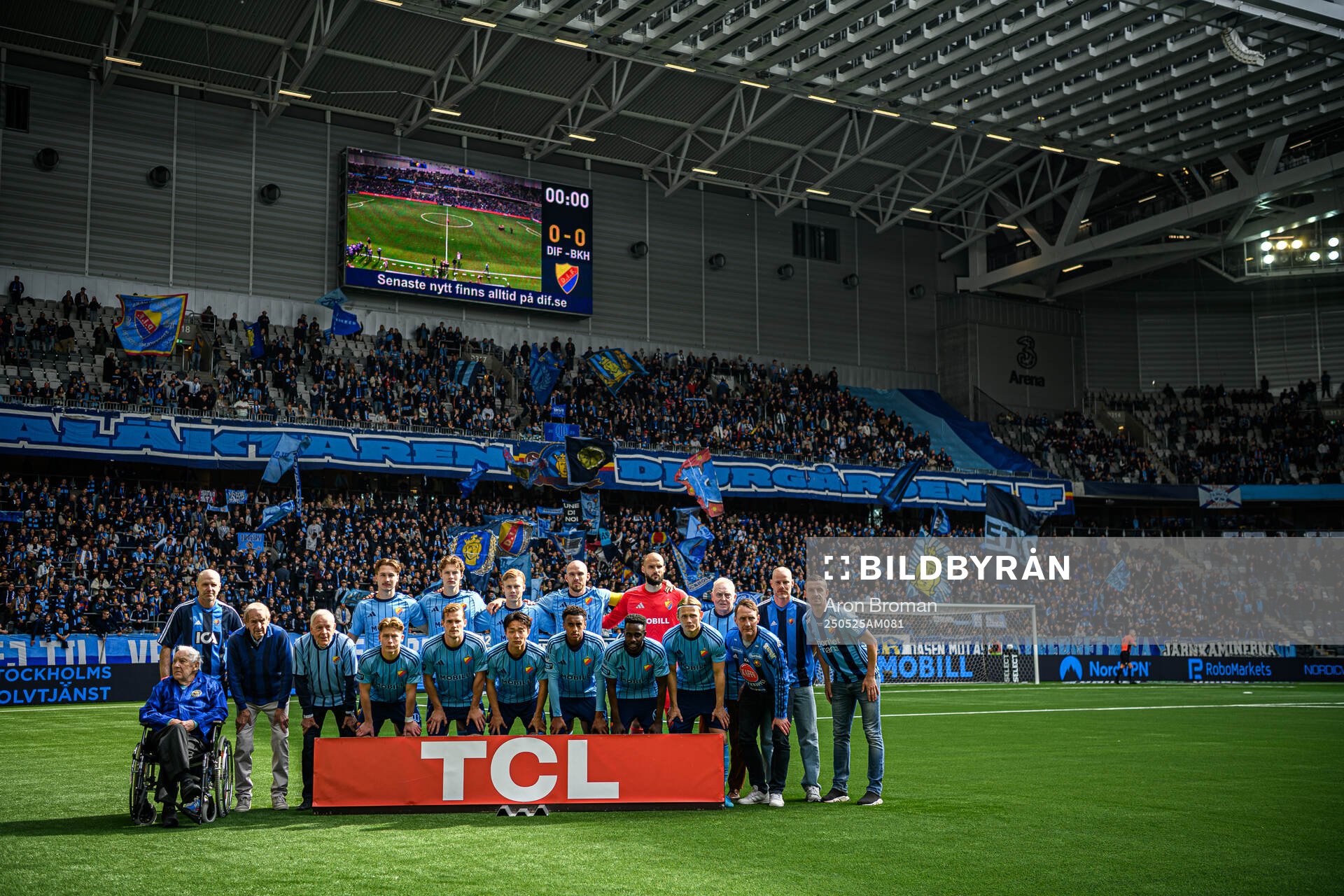 Hasse Tvilling, Markus Karlsson, Olle Hellström, Leif Eriksson, Djurgårdens Miro Tenho, August Priske Flyger, Theo Bergvall, Marcus Danielson, målvakt Filip Manojlovic,Matias Siltanen, Hampus Finndell, Keita Kosugi, Isak Alemayehu Mulugeta, Tokmac Nguen, Tobias Gulliksen, Inge Karlsson, Andreas Johansson, Fredrik Stenman och Haris Radetinac inför fotbollsmatchen i Allsvenskan mellan Djurgården och Häcken den 25 maj 2025 i Stockholm.
