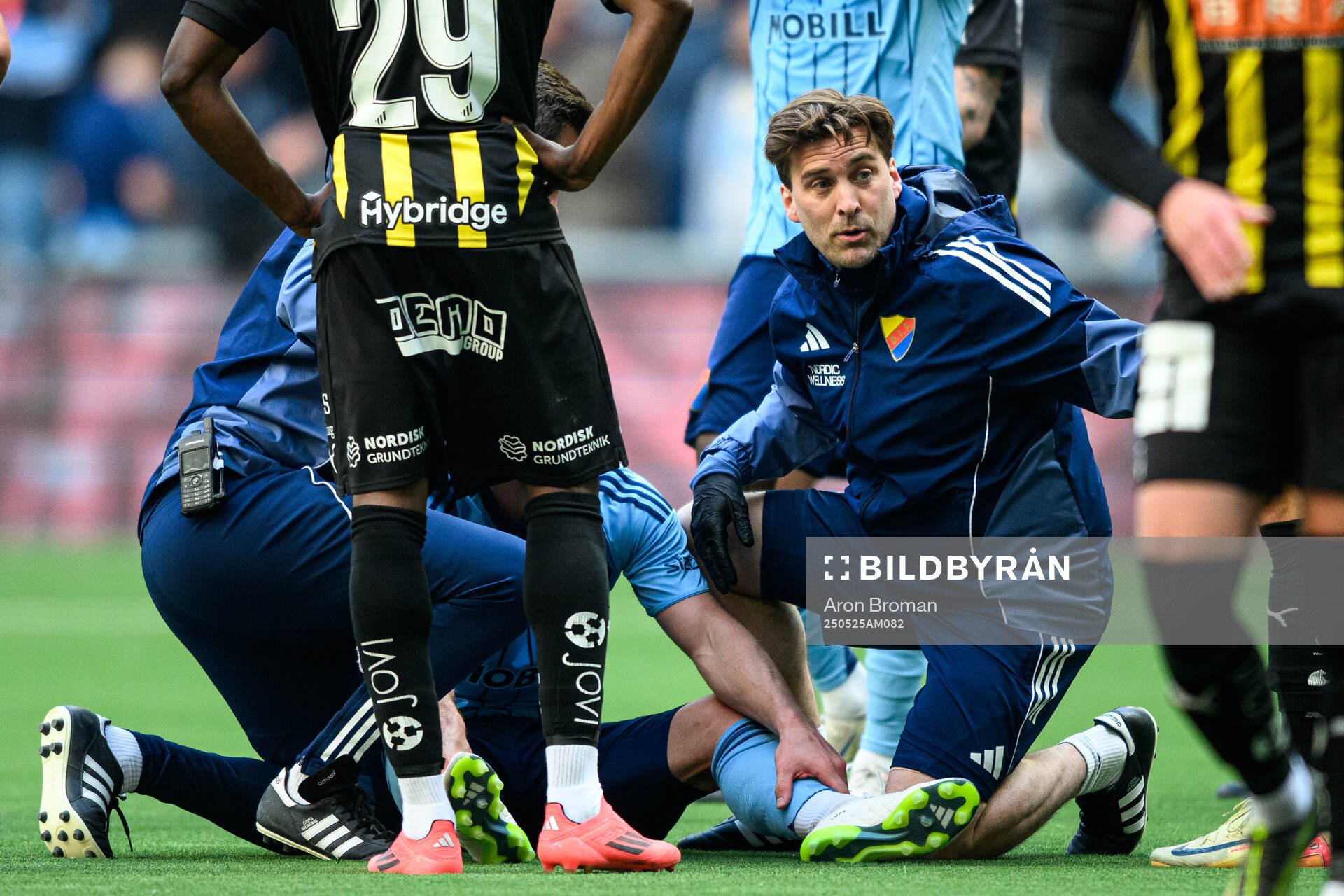 Djurgårdens Hampus Finndell får vård under fotbollsmatchen i Allsvenskan mellan Djurgården och Häcken den 25 maj 2025 i Stockholm. 