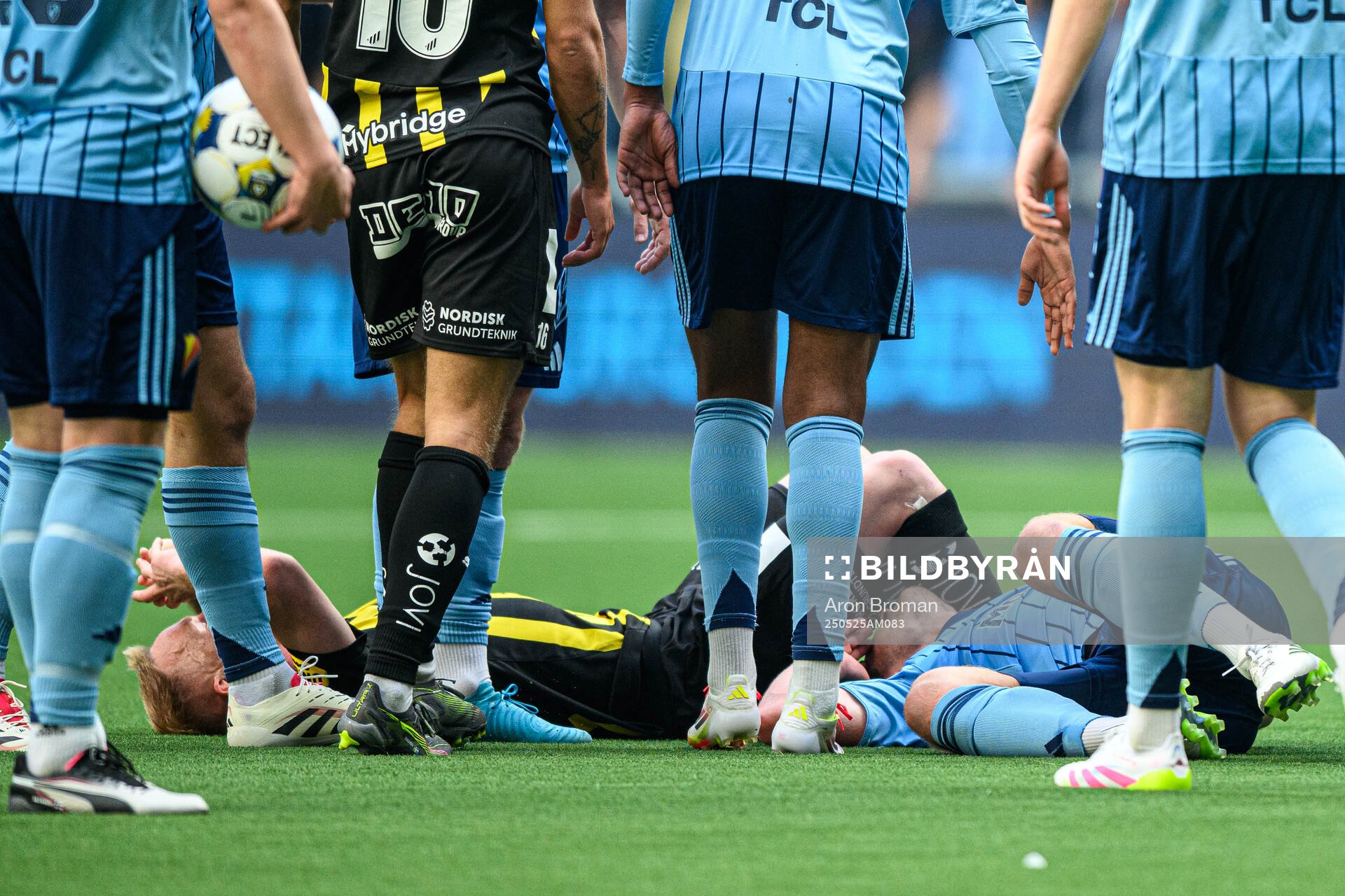 Häckens Mikkel Rygaard Jensen och Djurgårdens Hampus Finndell har ont under fotbollsmatchen i Allsvenskan mellan Djurgården och Häcken den 25 maj 2025 i Stockholm.