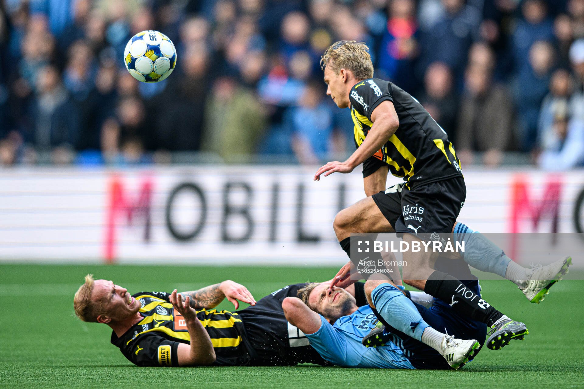 Häckens Mikkel Rygaard Jensen och Pontus Dahbo mot Djurgårdens Hampus Finndell under fotbollsmatchen i Allsvenskan mellan Djurgården och Häcken den 25 maj 2025 i Stockholm.