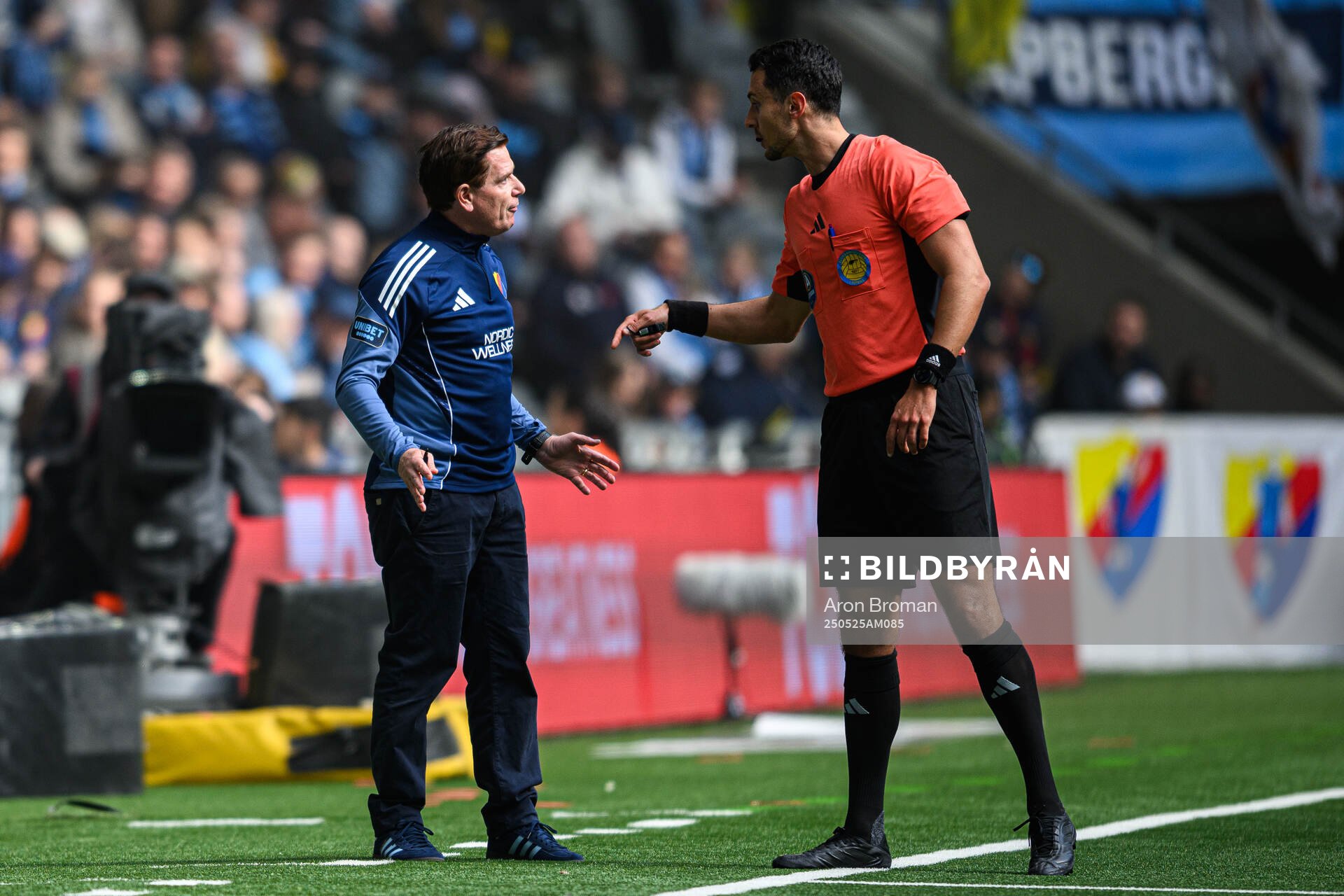 Djurgårdens assisterande tränare Christer Mattiasson i diskussion med Domare Adi Aganovic under fotbollsmatchen i Allsvenskan mellan Djurgården och Häcken den 25 maj 2025 i Stockholm.