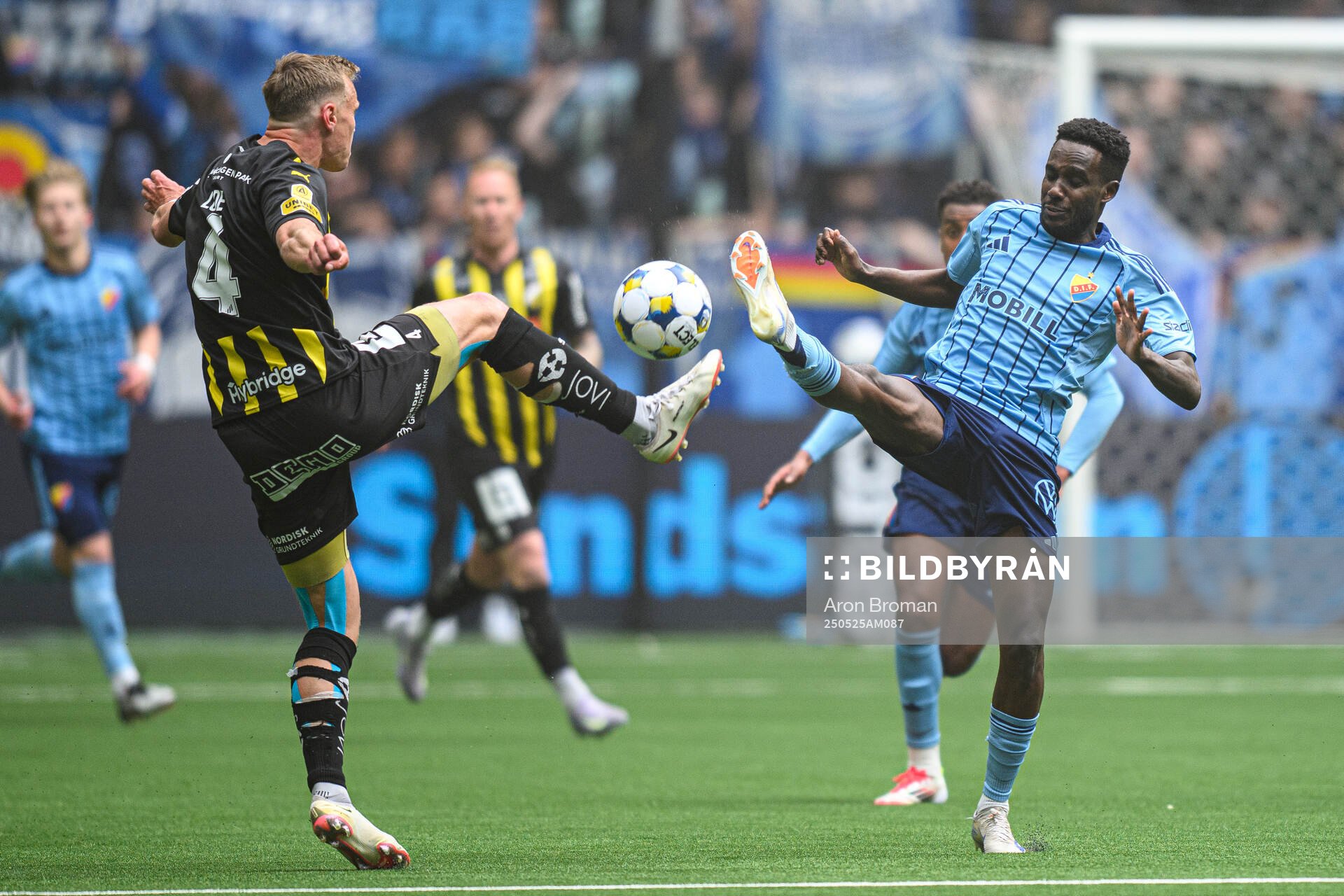 Häckens Marius Lode och Djurgårdens Tokmac Nguen under fotbollsmatchen i Allsvenskan mellan Djurgården och Häcken den 25 maj 2025 i Stockholm.